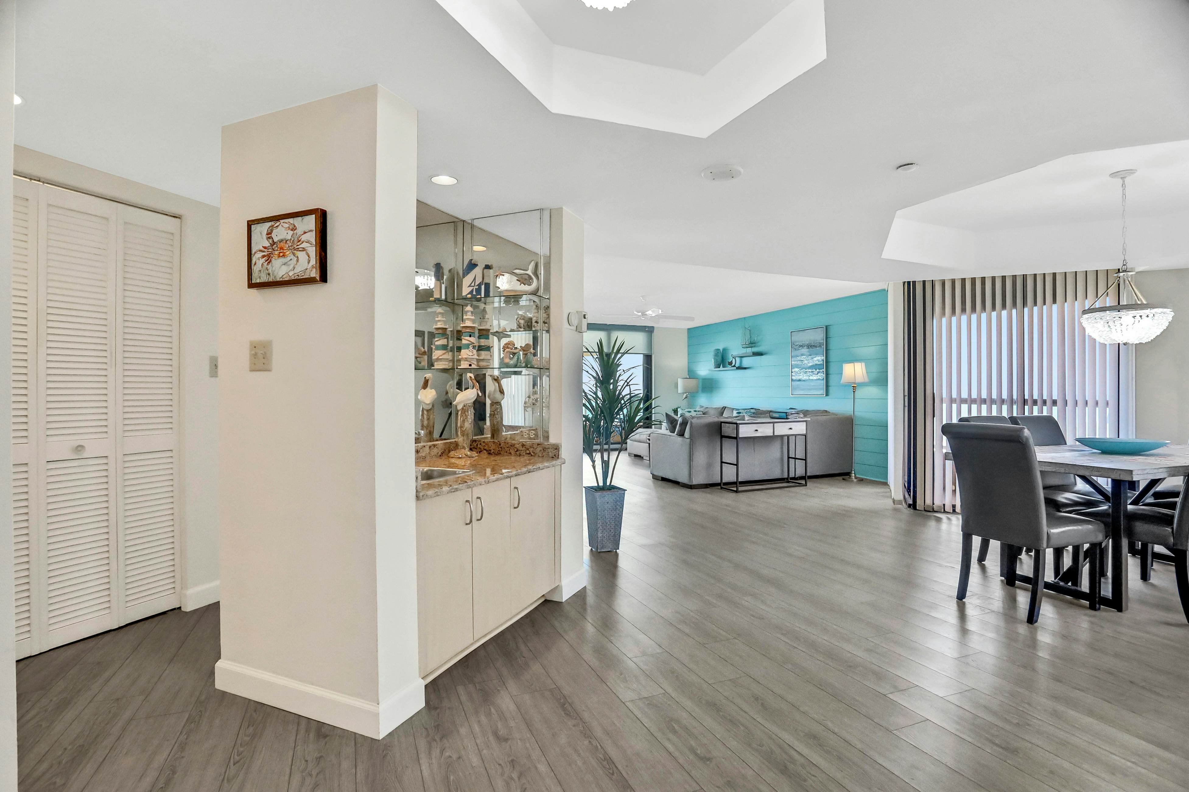 Vibrant, ocean-view condo with hot tub, tennis court, pool, W/D, balcony & grill