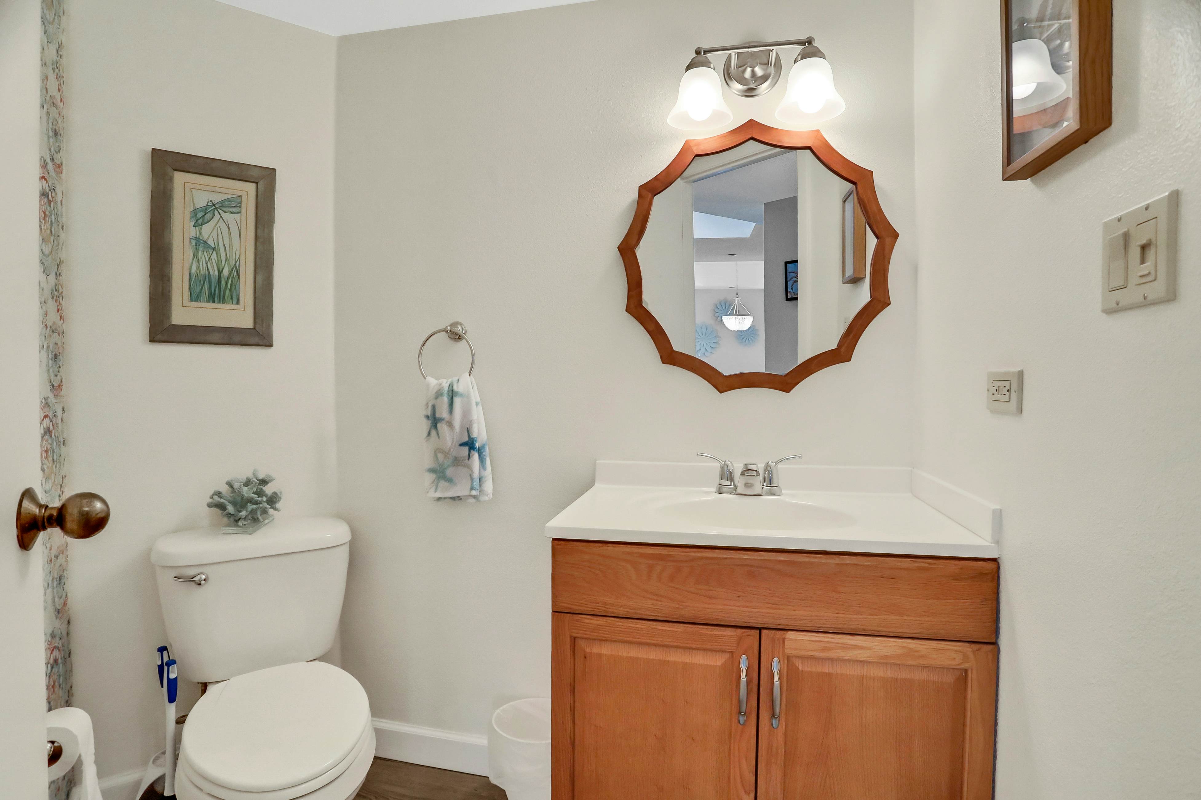 Vibrant, ocean-view condo with hot tub, tennis court, pool, W/D, balcony & grill