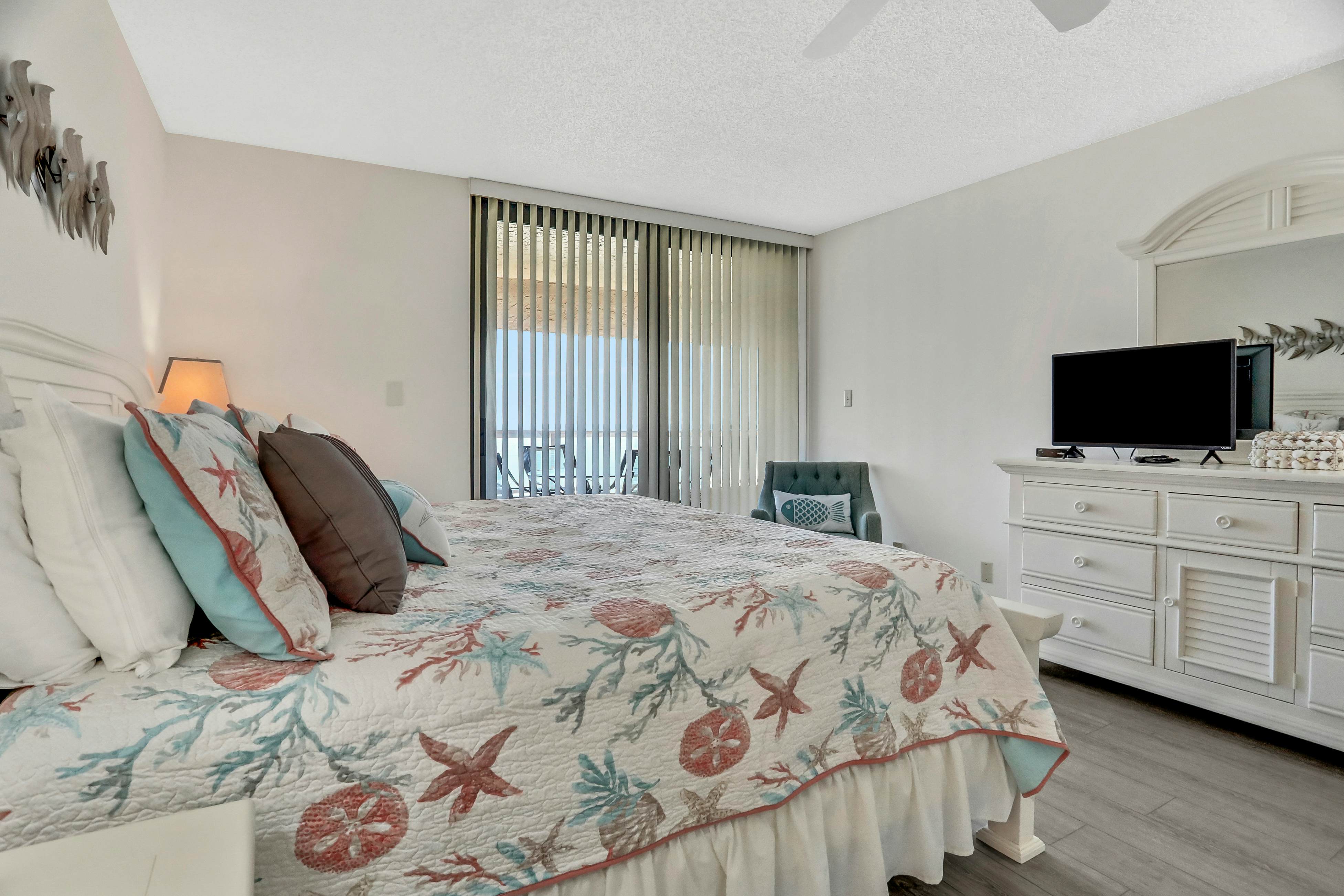 Vibrant, ocean-view condo with hot tub, tennis court, pool, W/D, balcony & grill