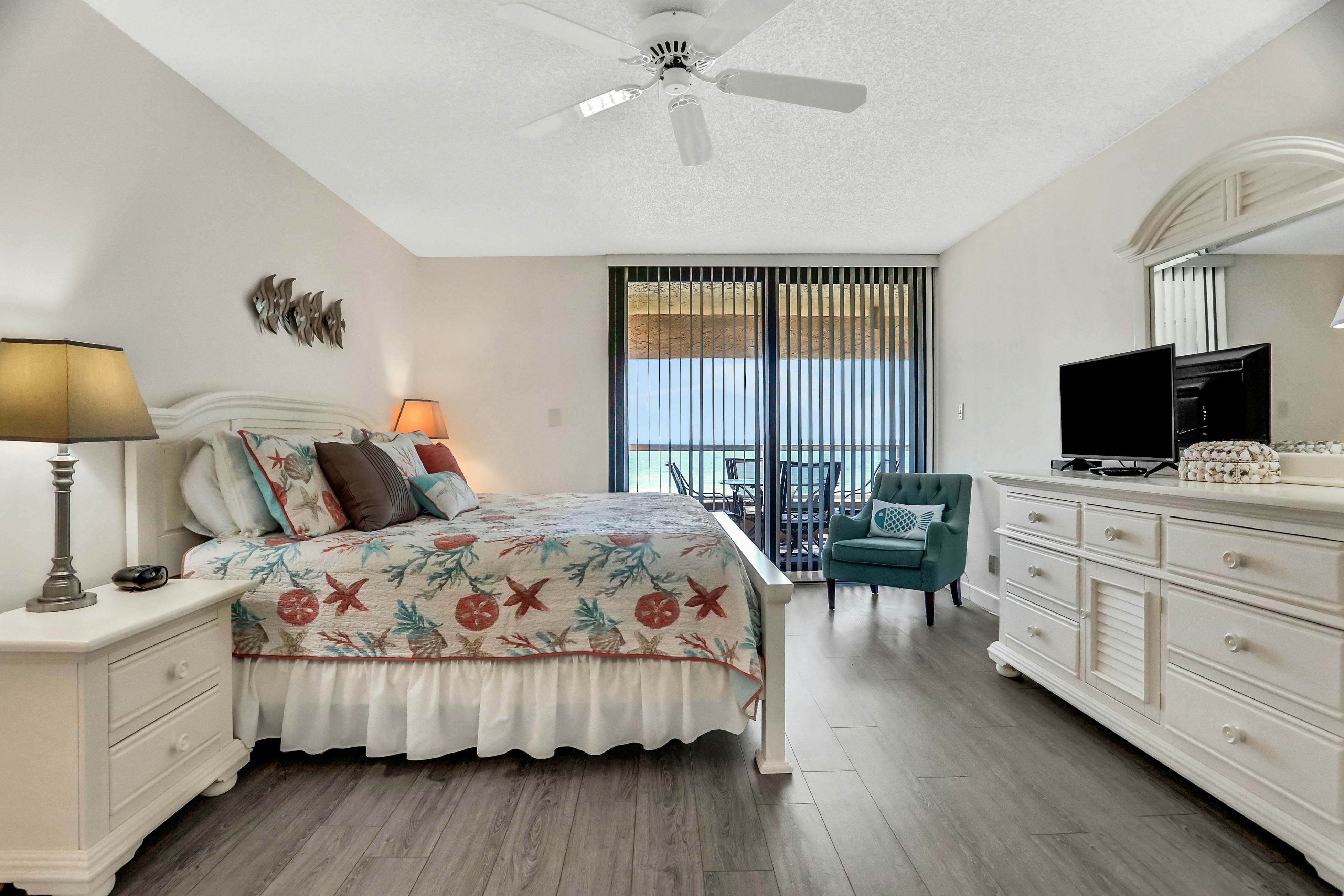 Vibrant, ocean-view condo with hot tub, tennis court, pool, W/D, balcony & grill
