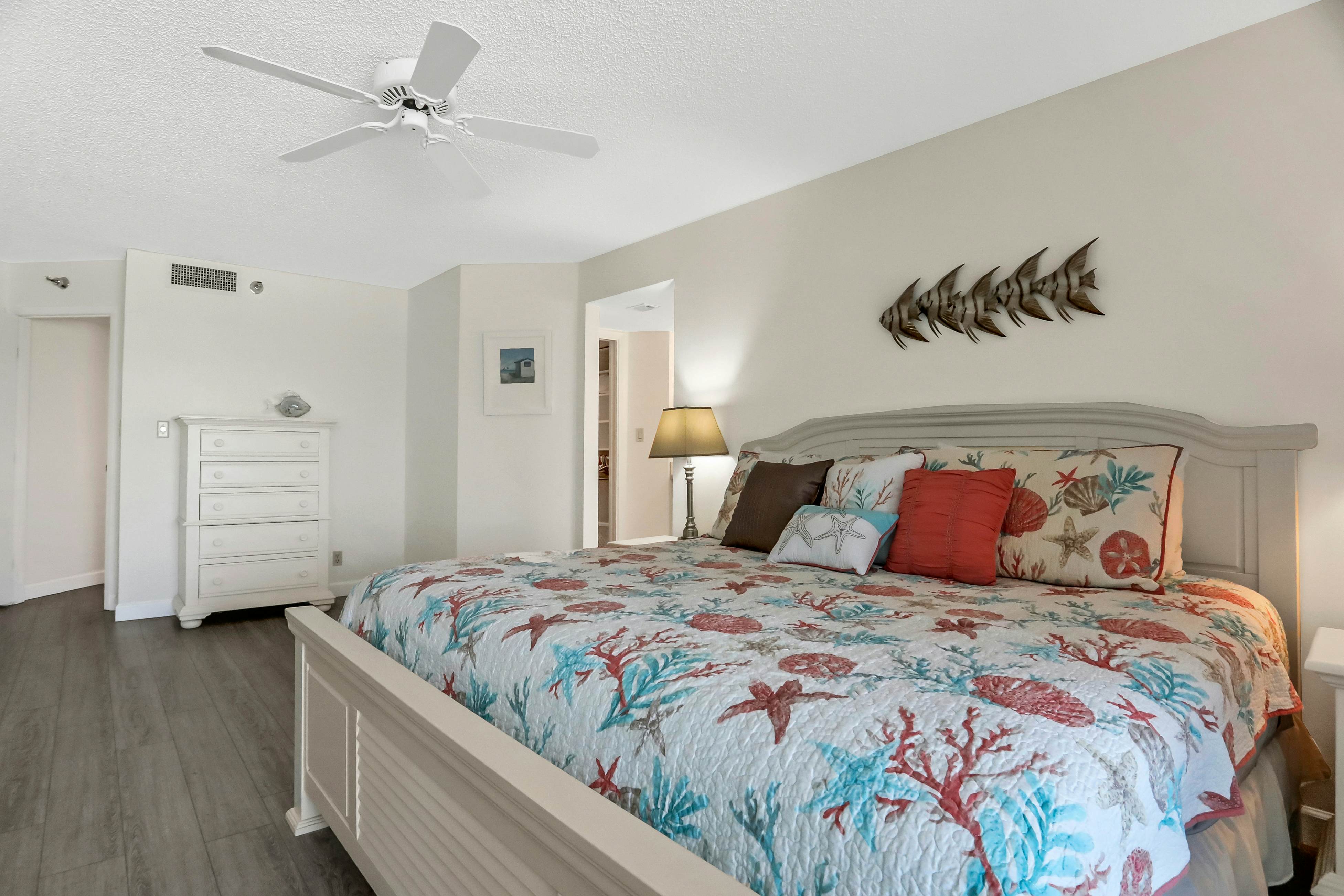 Vibrant, ocean-view condo with hot tub, tennis court, pool, W/D, balcony & grill