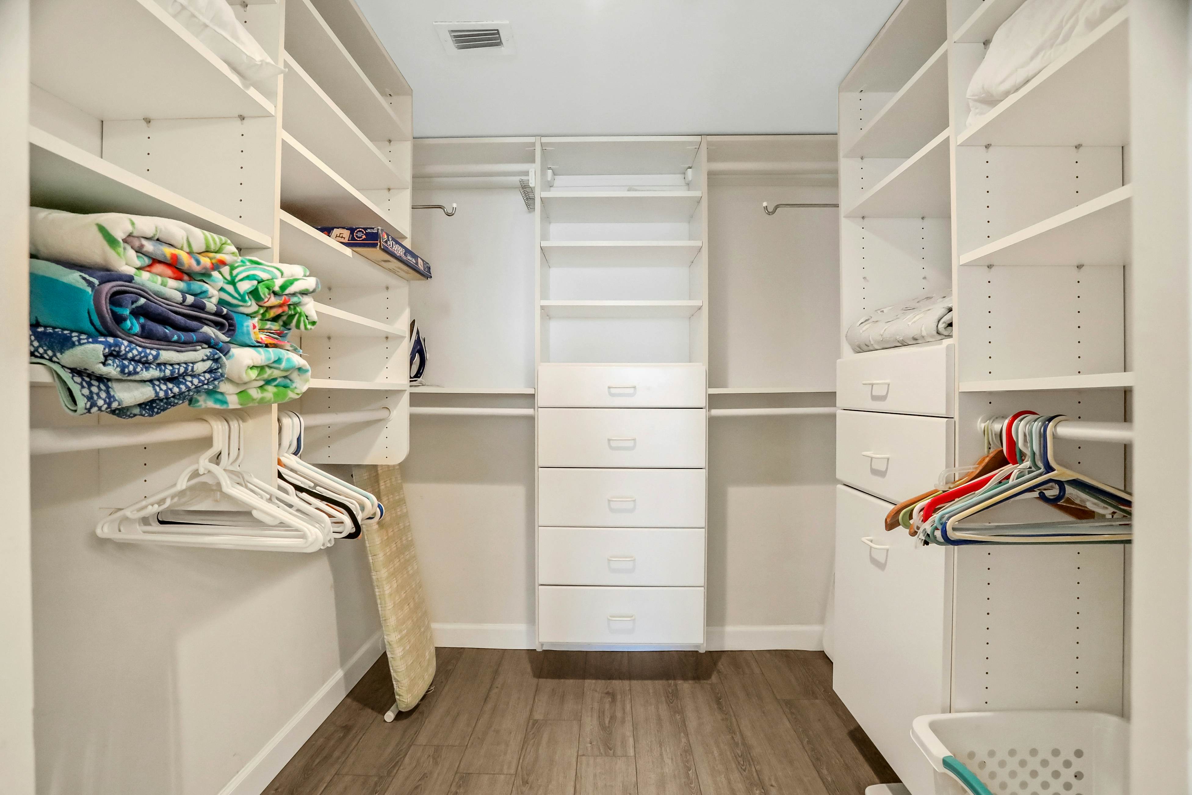 Vibrant, ocean-view condo with hot tub, tennis court, pool, W/D, balcony & grill