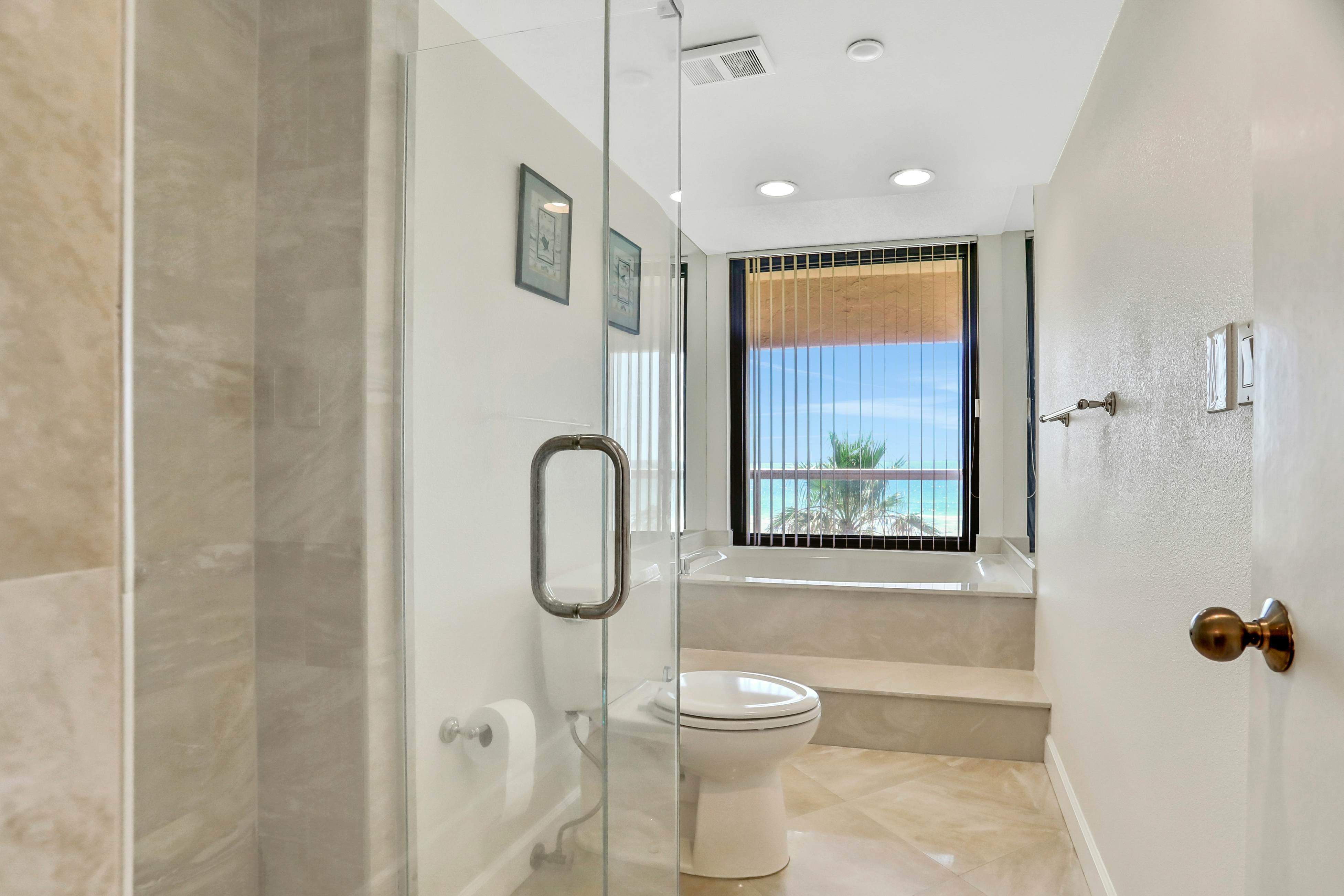 Vibrant, ocean-view condo with hot tub, tennis court, pool, W/D, balcony & grill