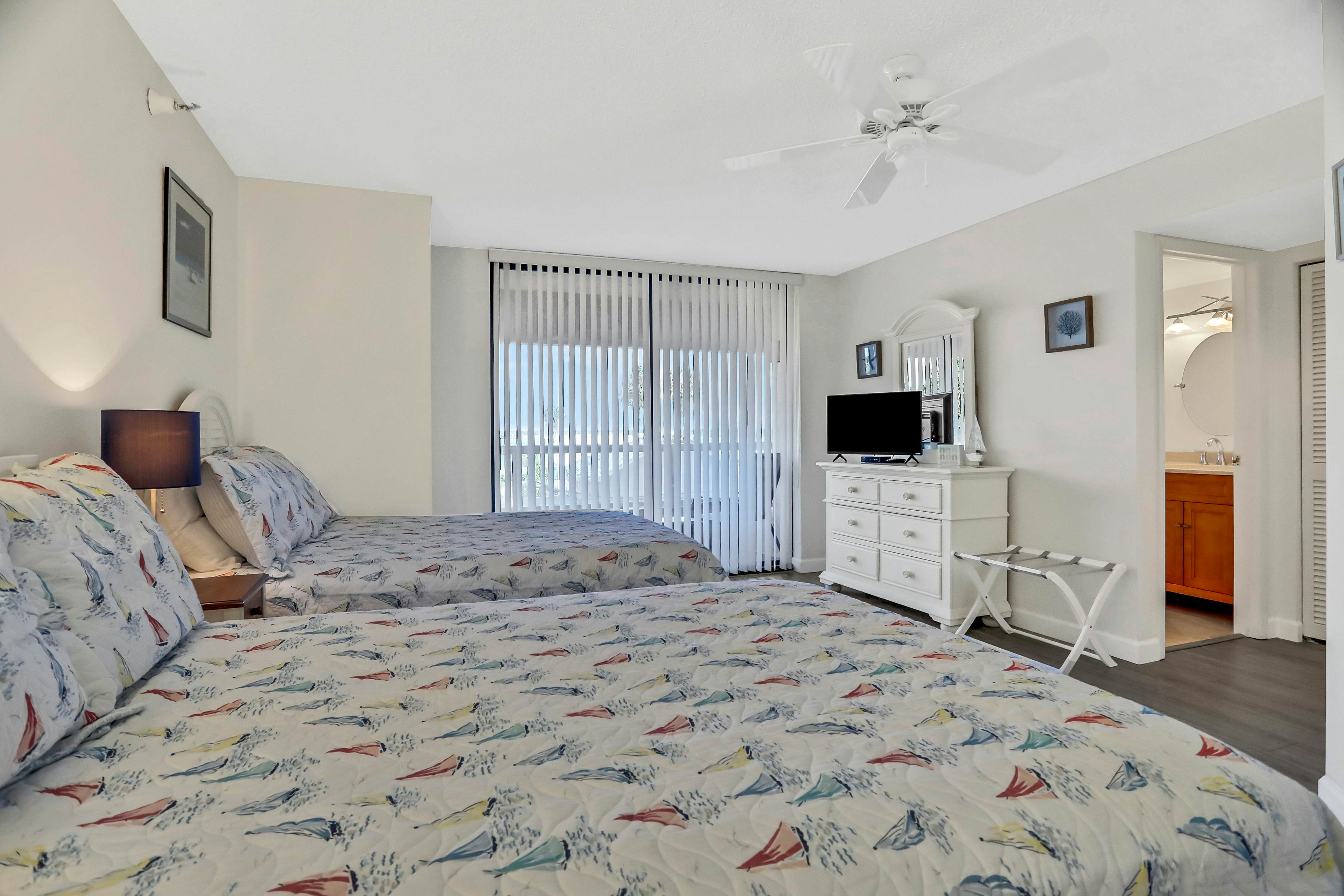 Vibrant, ocean-view condo with hot tub, tennis court, pool, W/D, balcony & grill