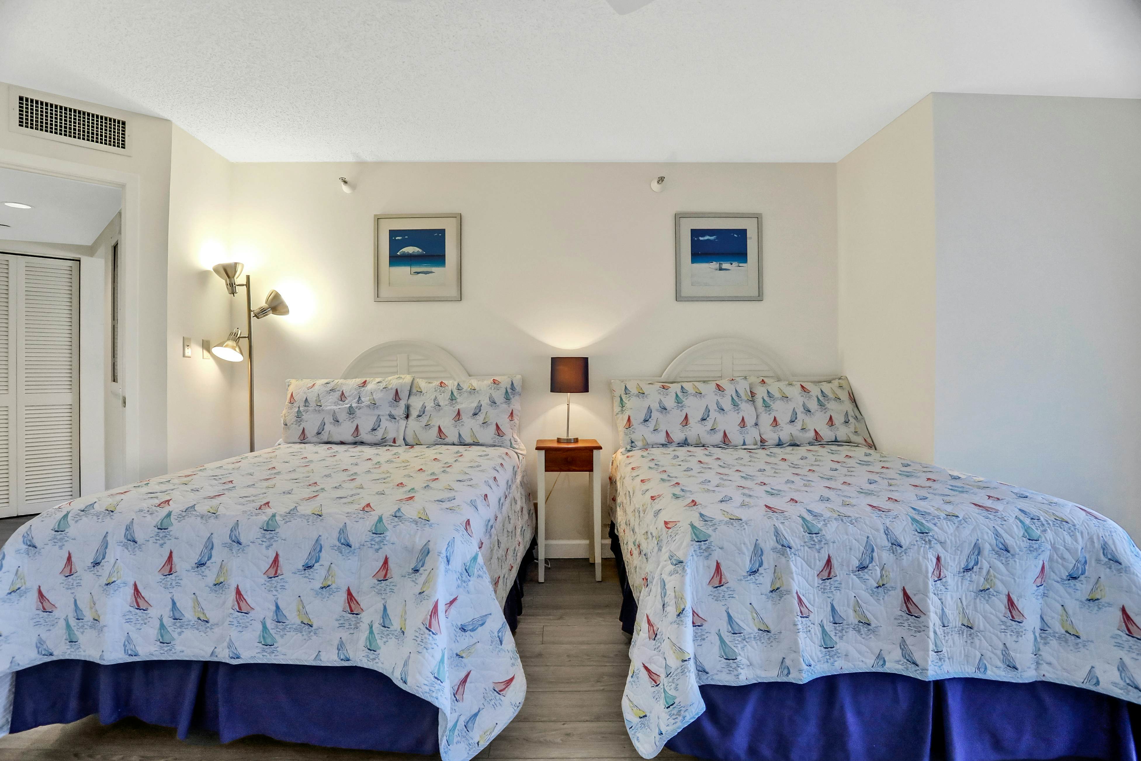 Vibrant, ocean-view condo with hot tub, tennis court, pool, W/D, balcony & grill