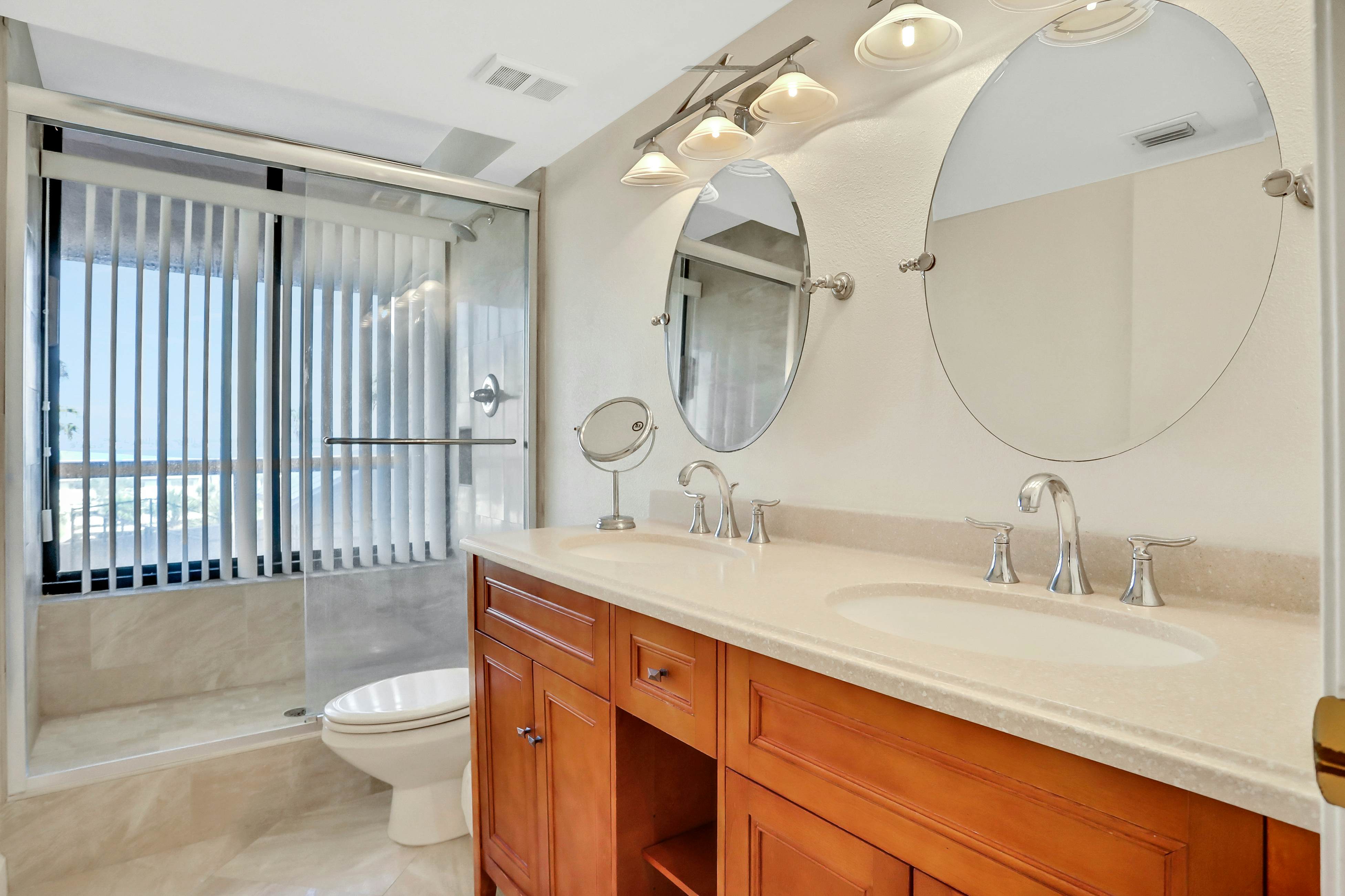 Vibrant, ocean-view condo with hot tub, tennis court, pool, W/D, balcony & grill