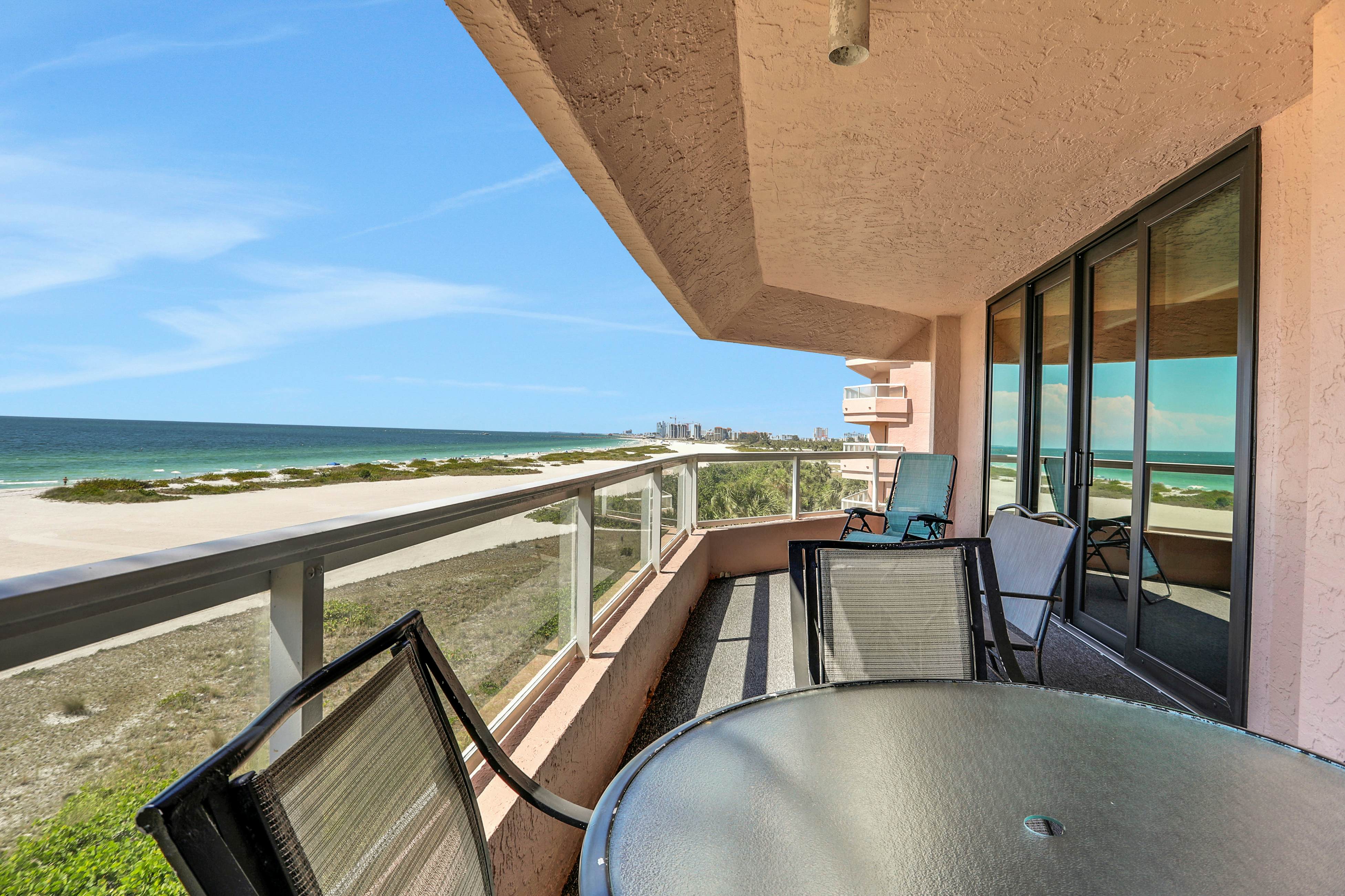 Vibrant, ocean-view condo with hot tub, tennis court, pool, W/D, balcony & grill