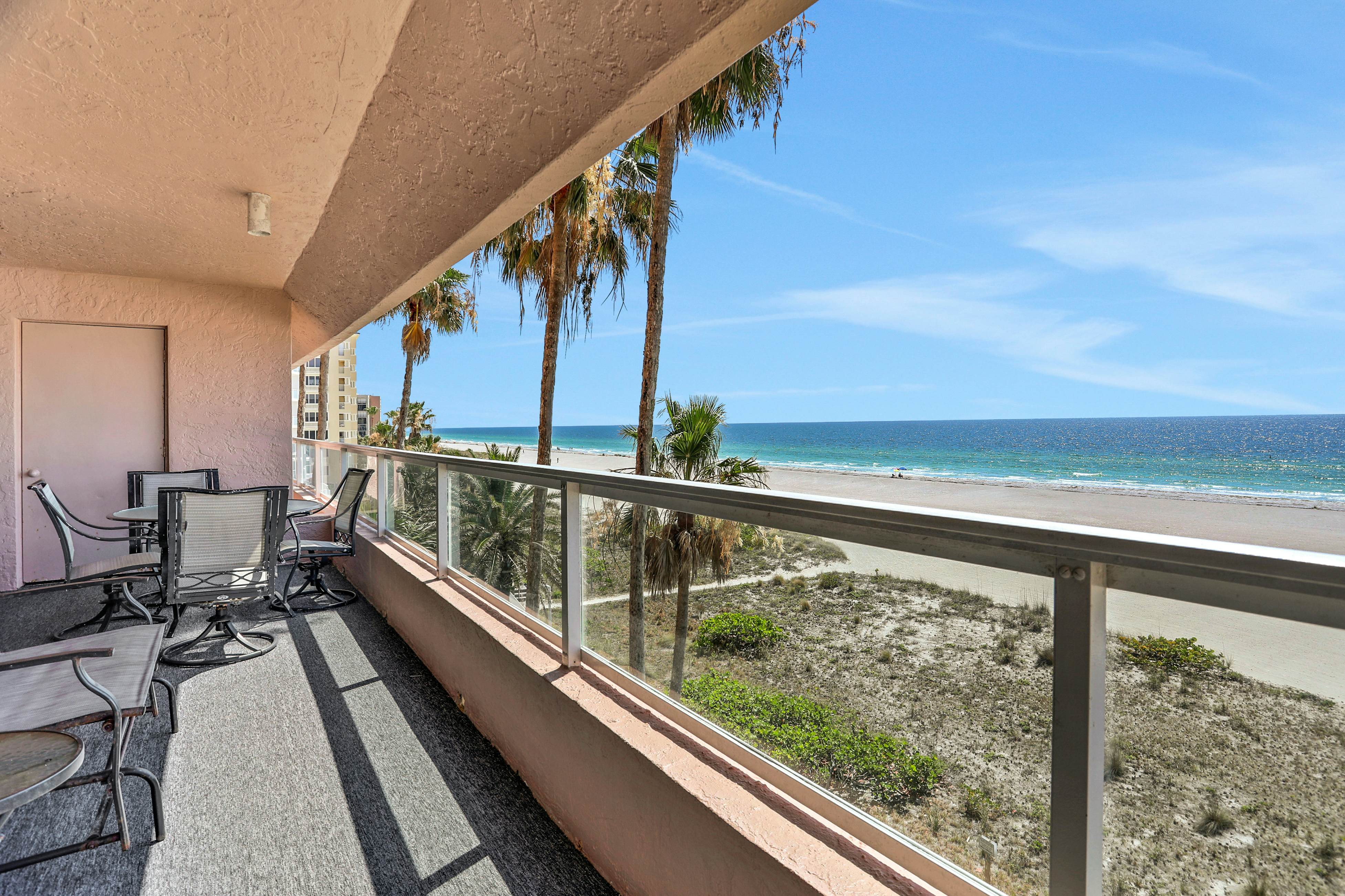 Vibrant, ocean-view condo with hot tub, tennis court, pool, W/D, balcony & grill