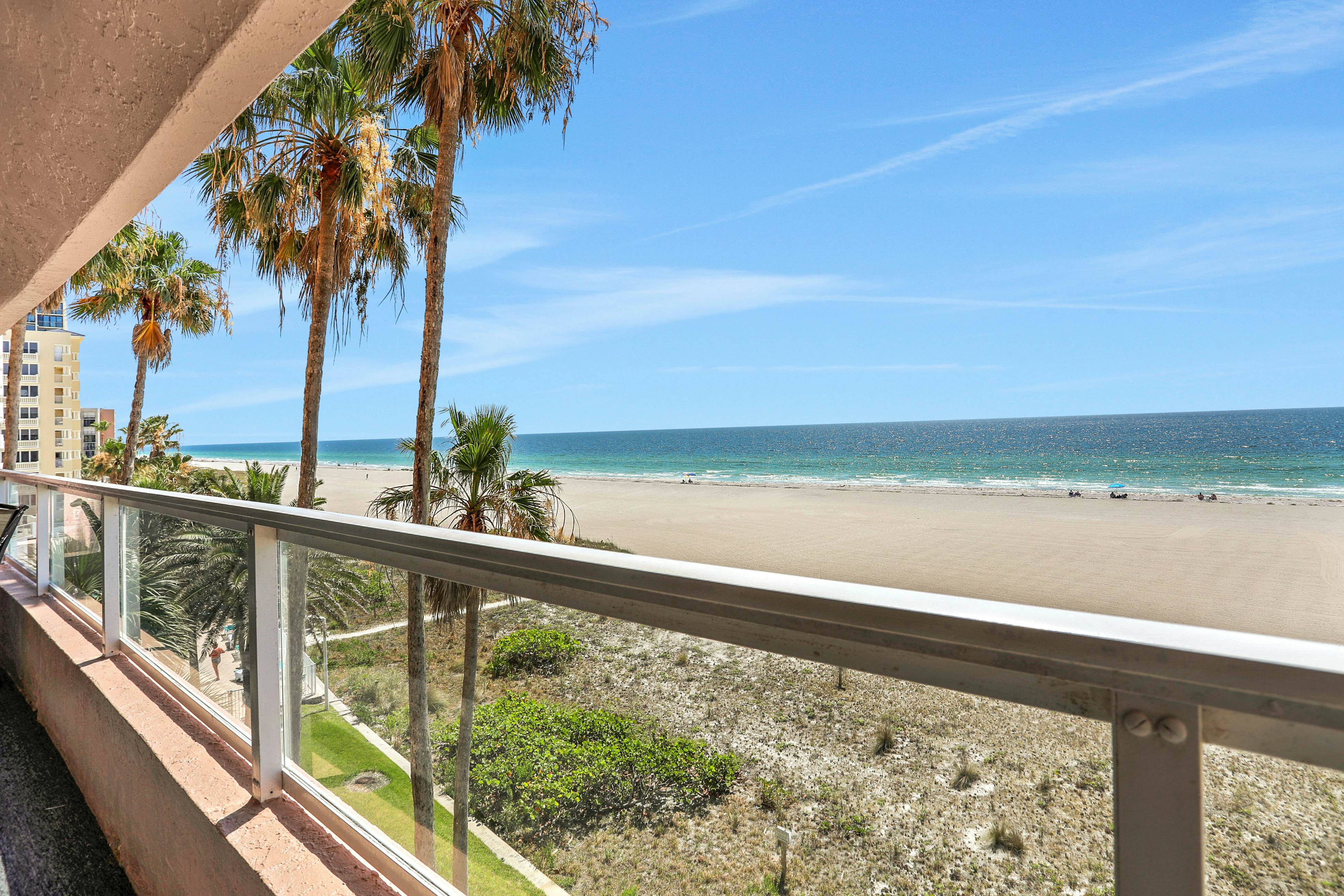 Vibrant, ocean-view condo with hot tub, tennis court, pool, W/D, balcony & grill