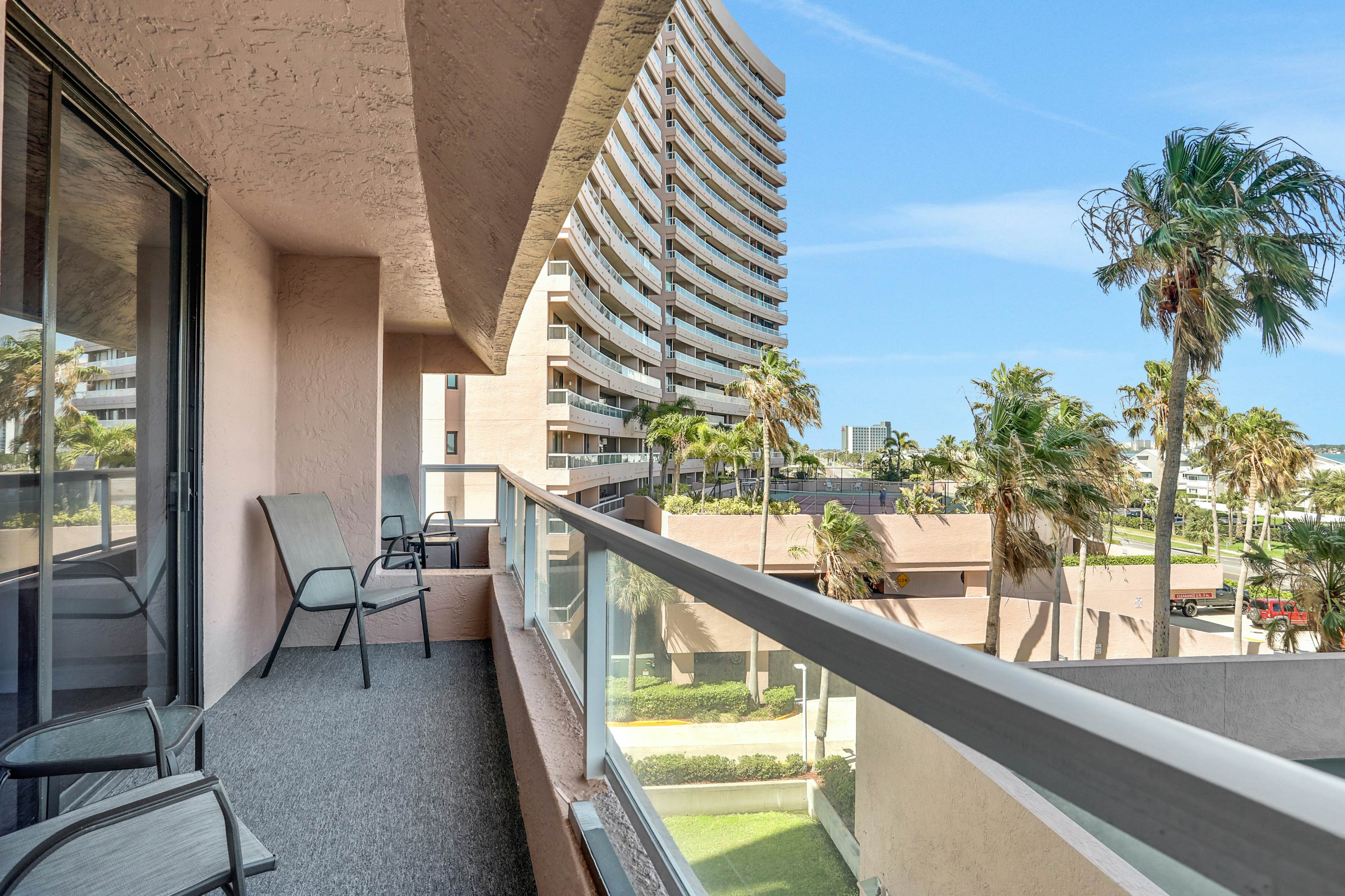Vibrant, ocean-view condo with hot tub, tennis court, pool, W/D, balcony & grill