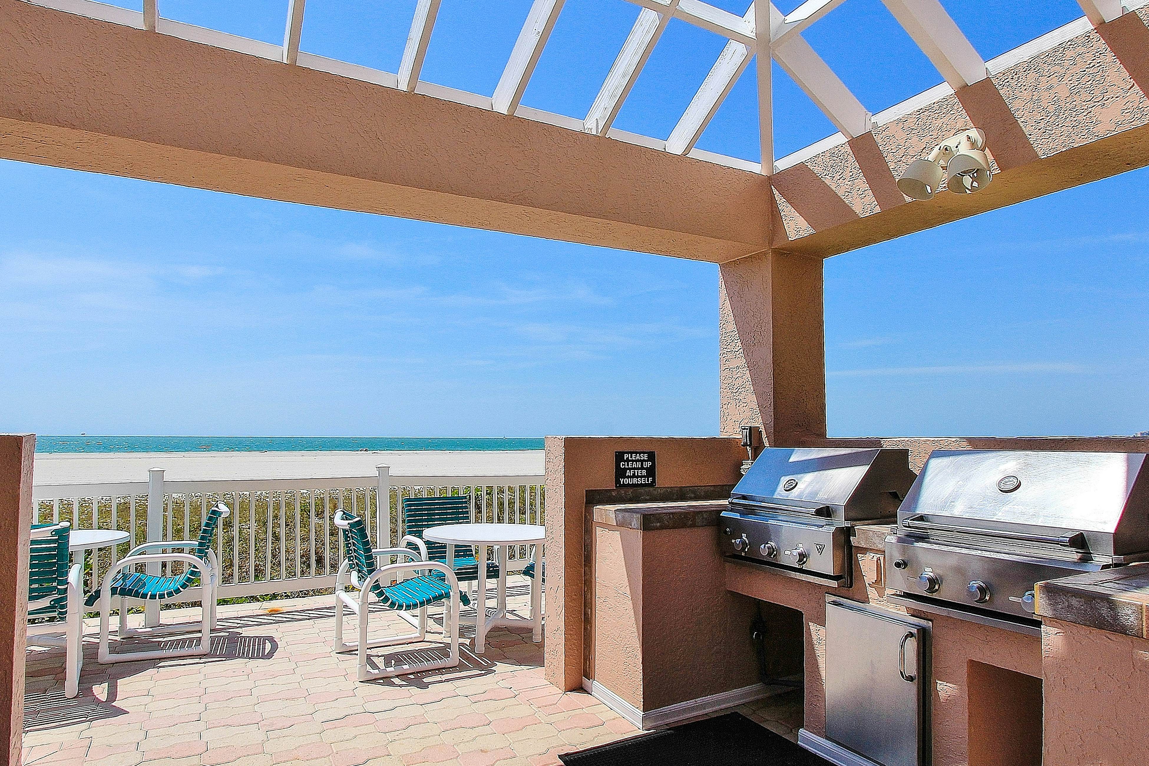 Vibrant, ocean-view condo with hot tub, tennis court, pool, W/D, balcony & grill