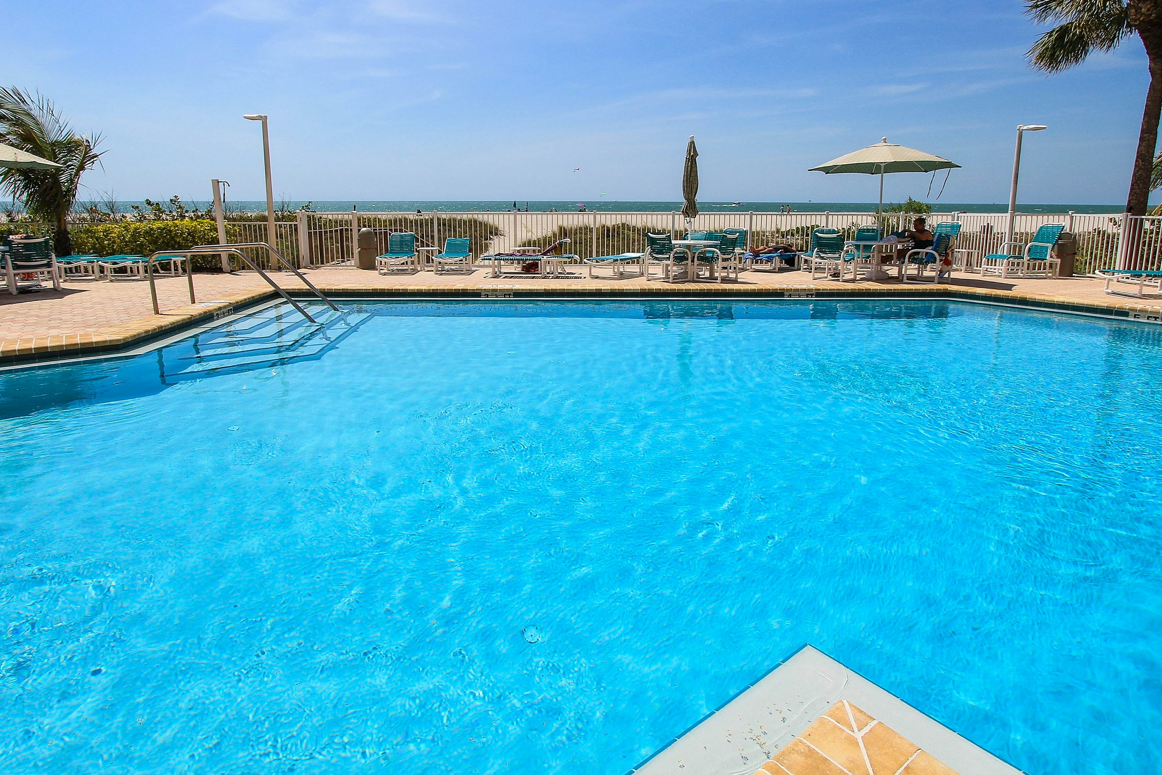 Vibrant, ocean-view condo with hot tub, tennis court, pool, W/D, balcony & grill
