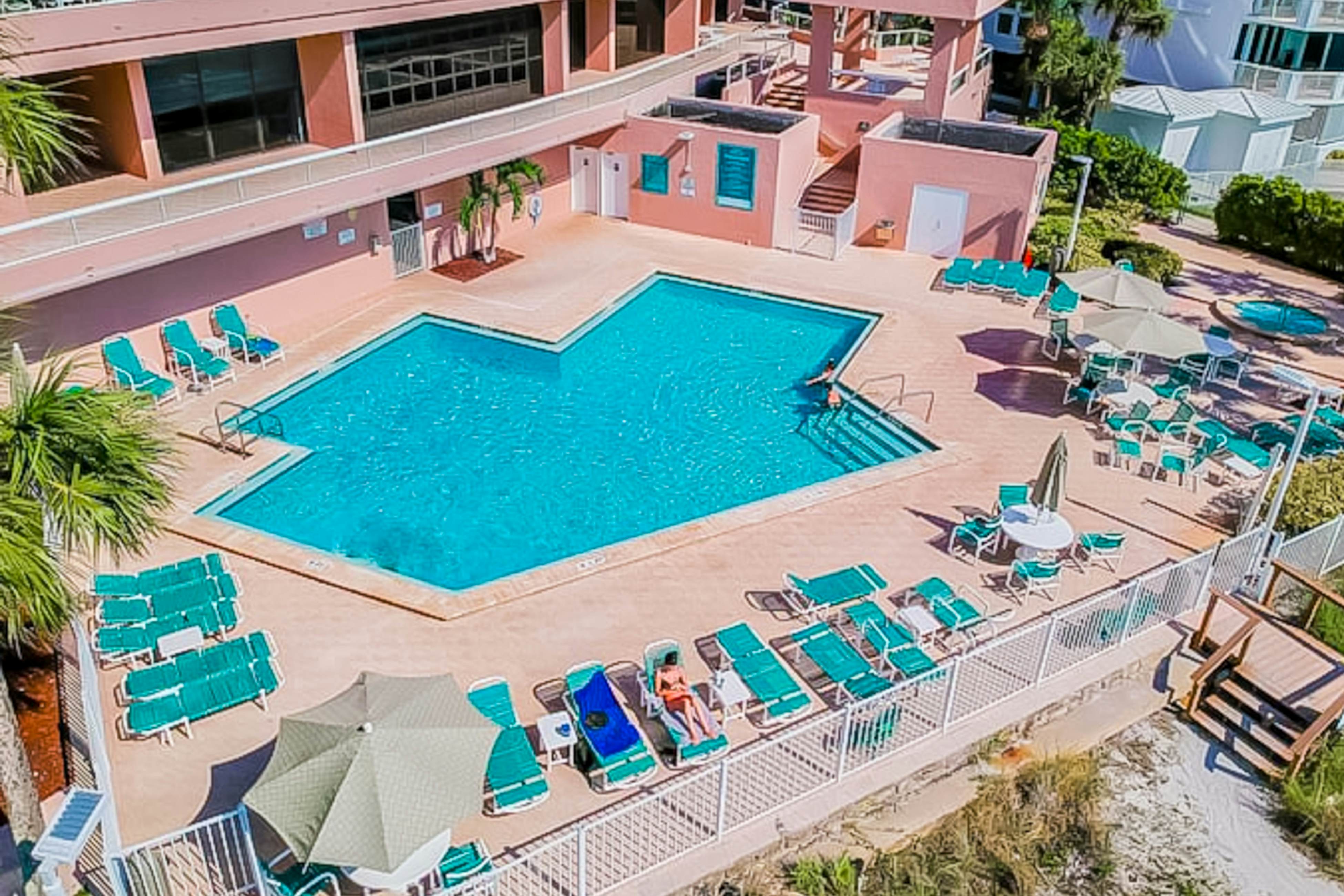 Vibrant, ocean-view condo with hot tub, tennis court, pool, W/D, balcony & grill