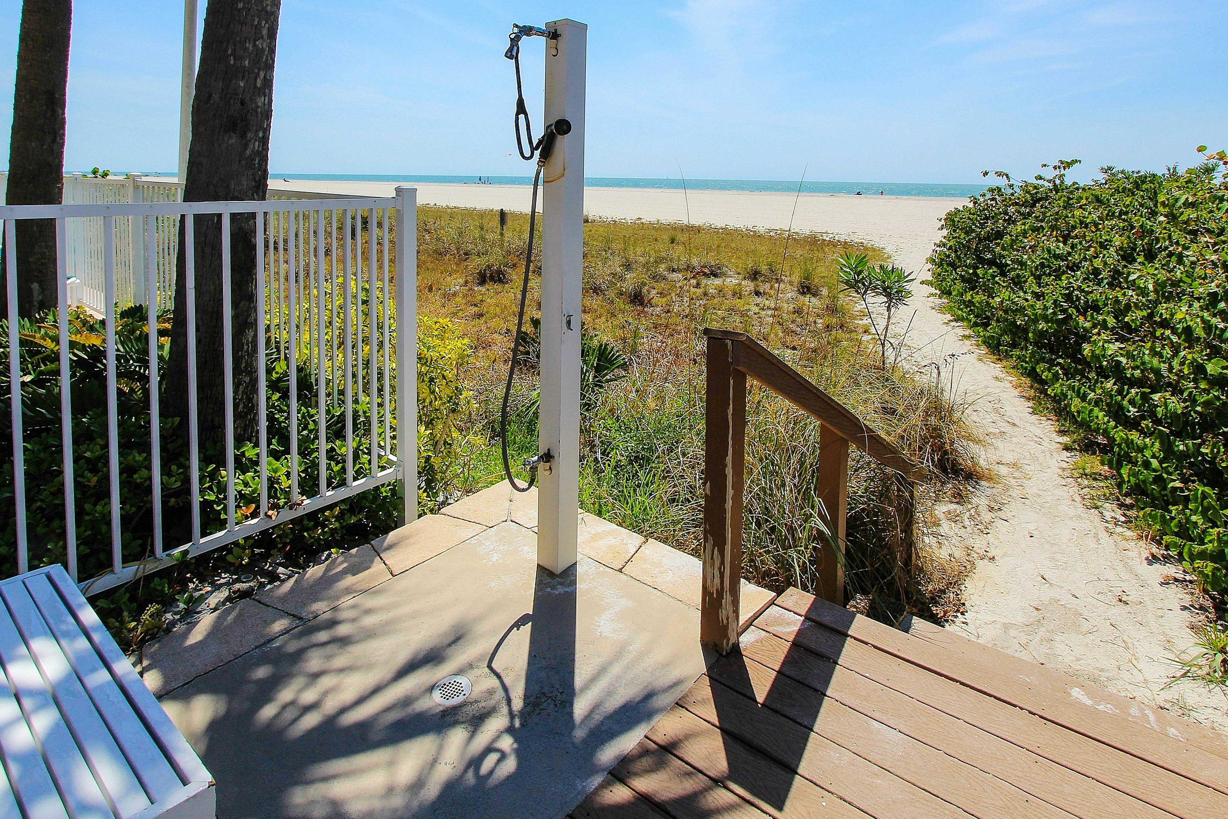 Vibrant, ocean-view condo with hot tub, tennis court, pool, W/D, balcony & grill