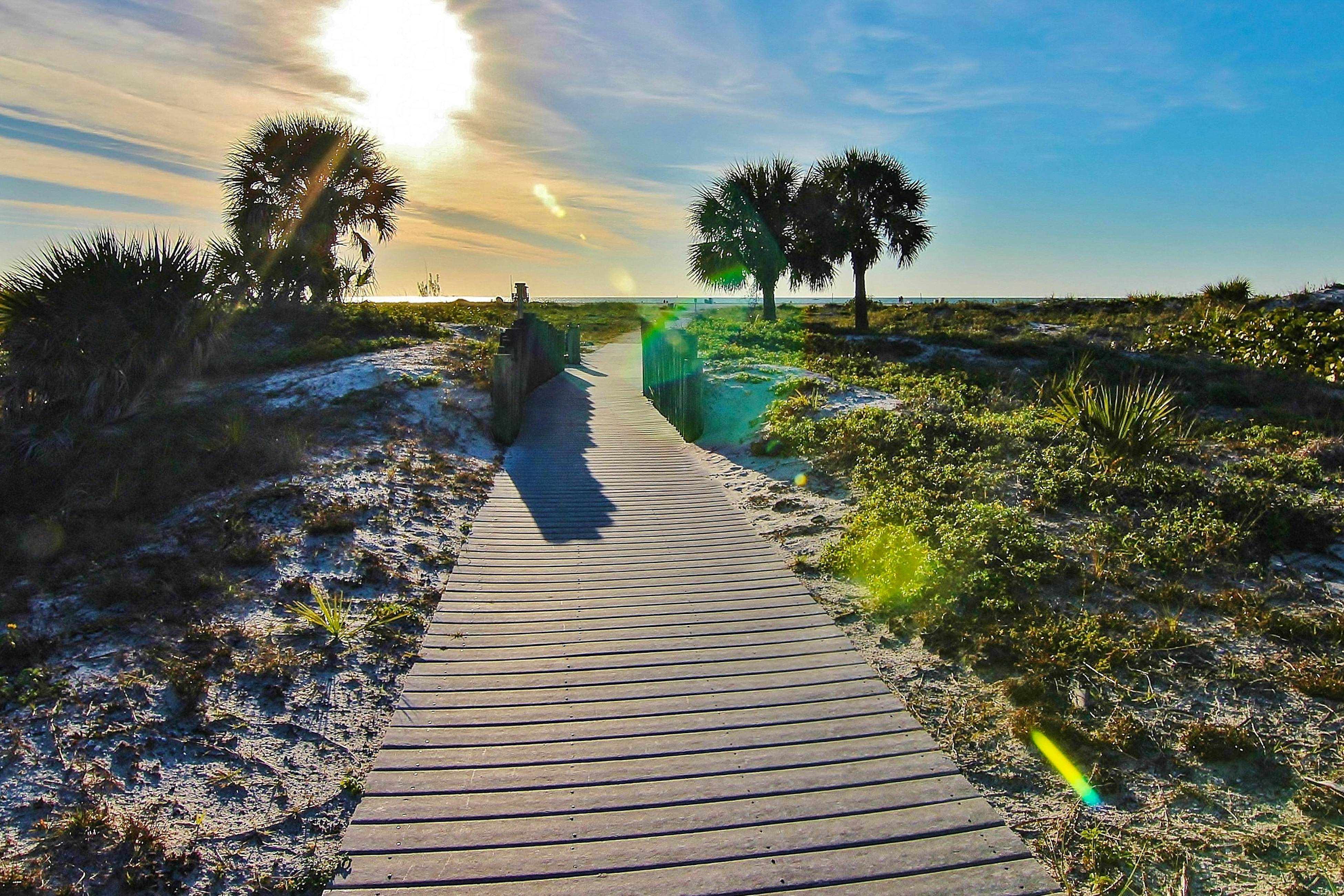 Vibrant, ocean-view condo with hot tub, tennis court, pool, W/D, balcony & grill