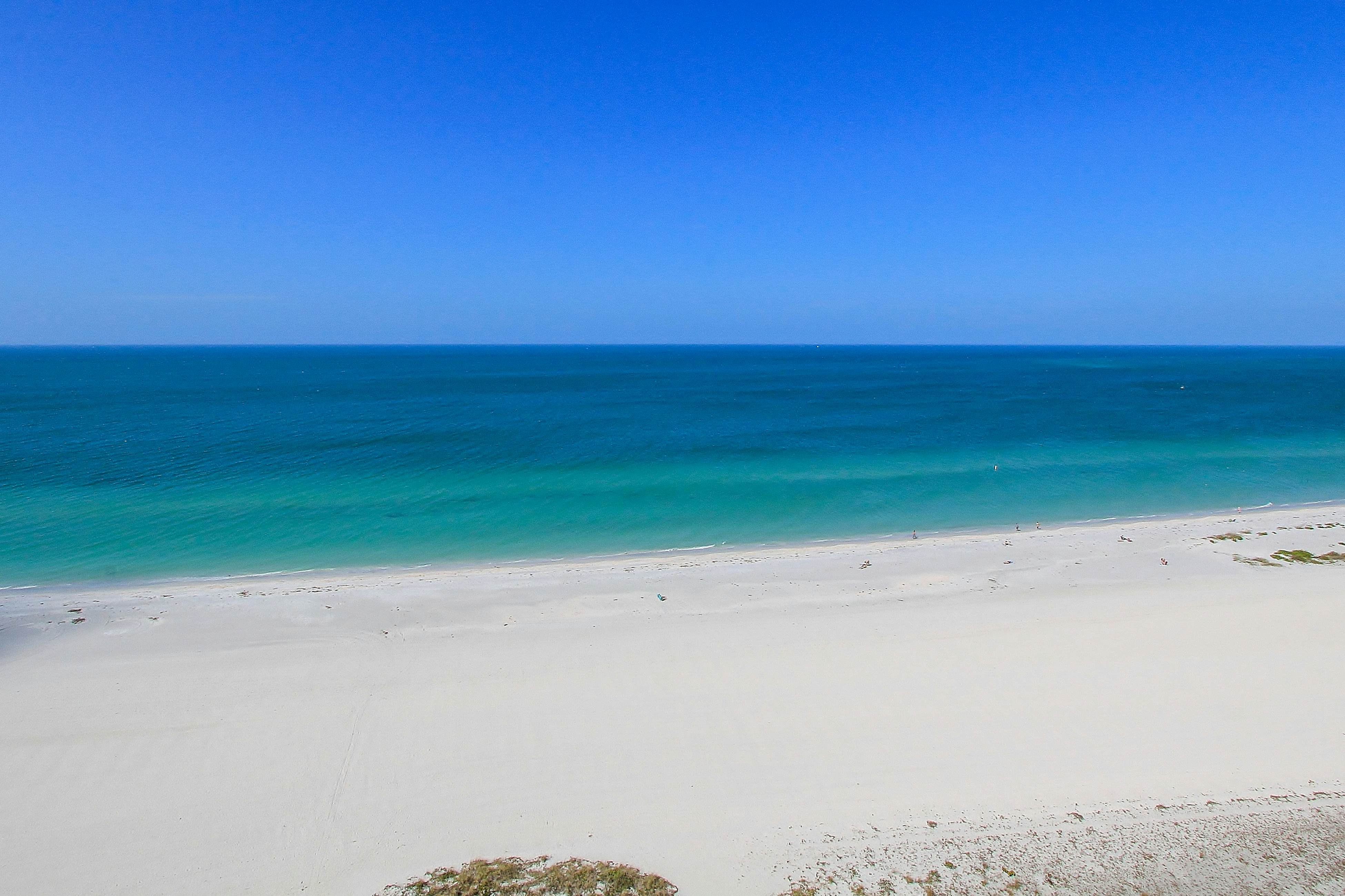 Vibrant, ocean-view condo with hot tub, tennis court, pool, W/D, balcony & grill