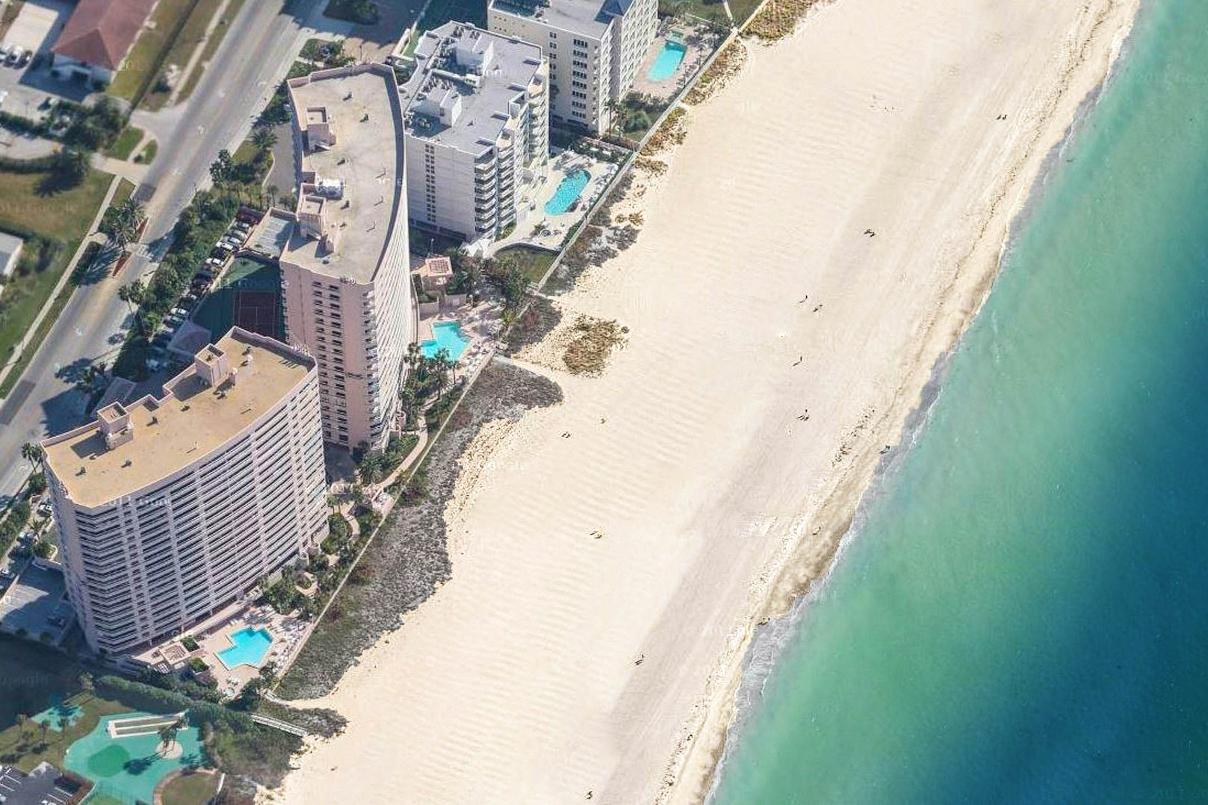 Vibrant, ocean-view condo with hot tub, tennis court, pool, W/D, balcony & grill