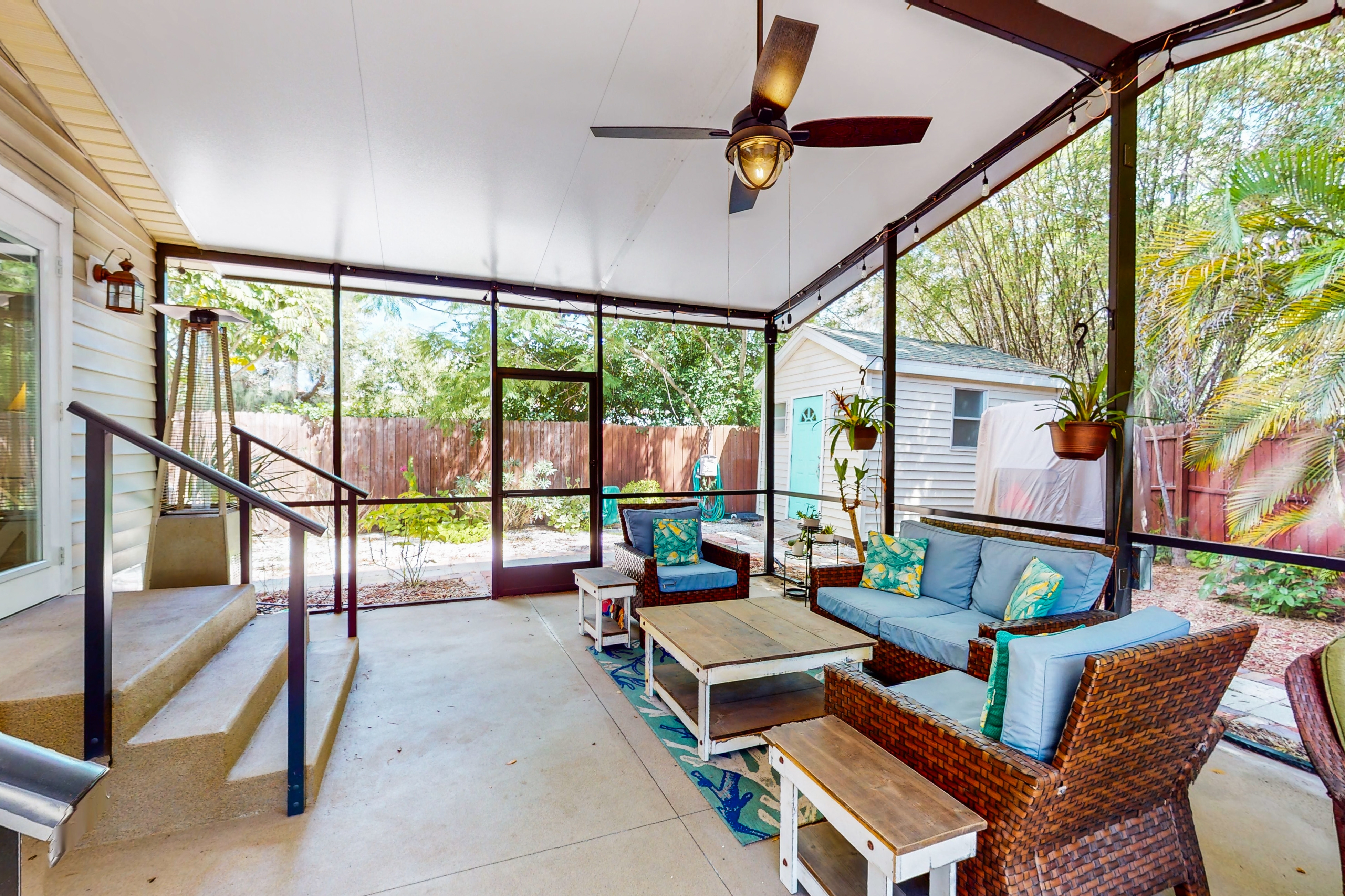 Charming dog friendly home with lanai and washer dryer near downtown beach