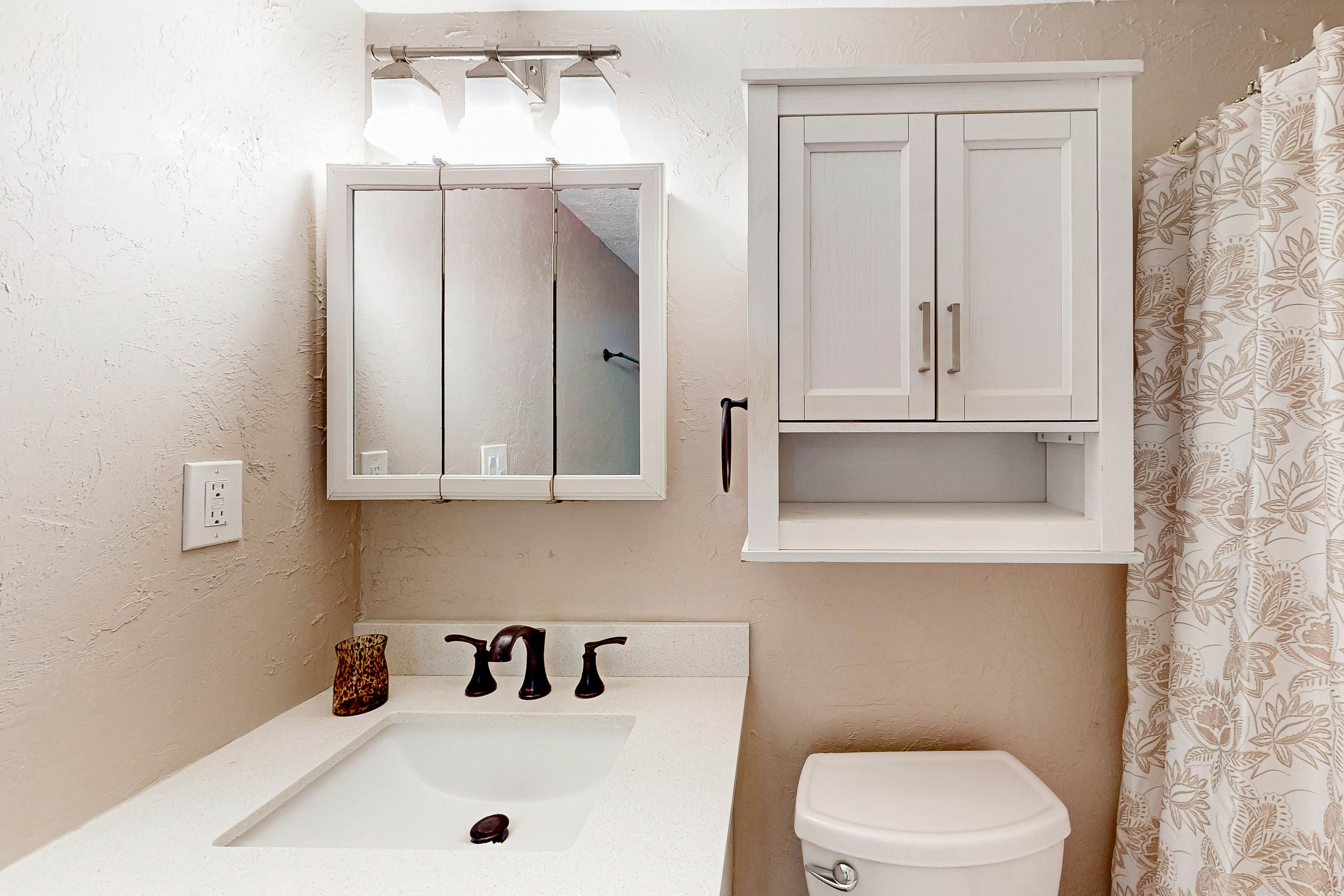 Charming, dog-friendly home with lanai & washer/dryer - near downtown, beach