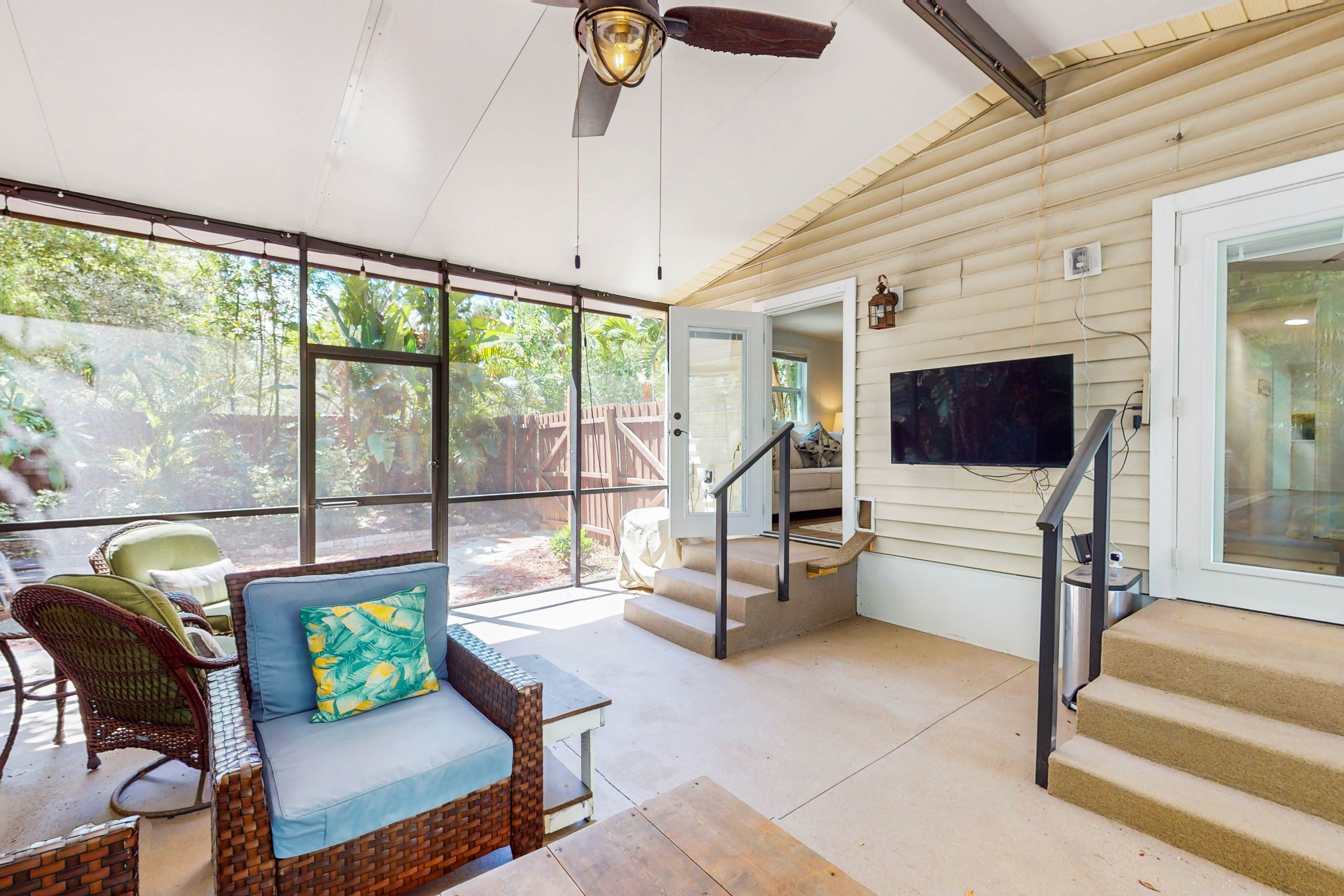 Charming, dog-friendly home with lanai & washer/dryer - near downtown, beach