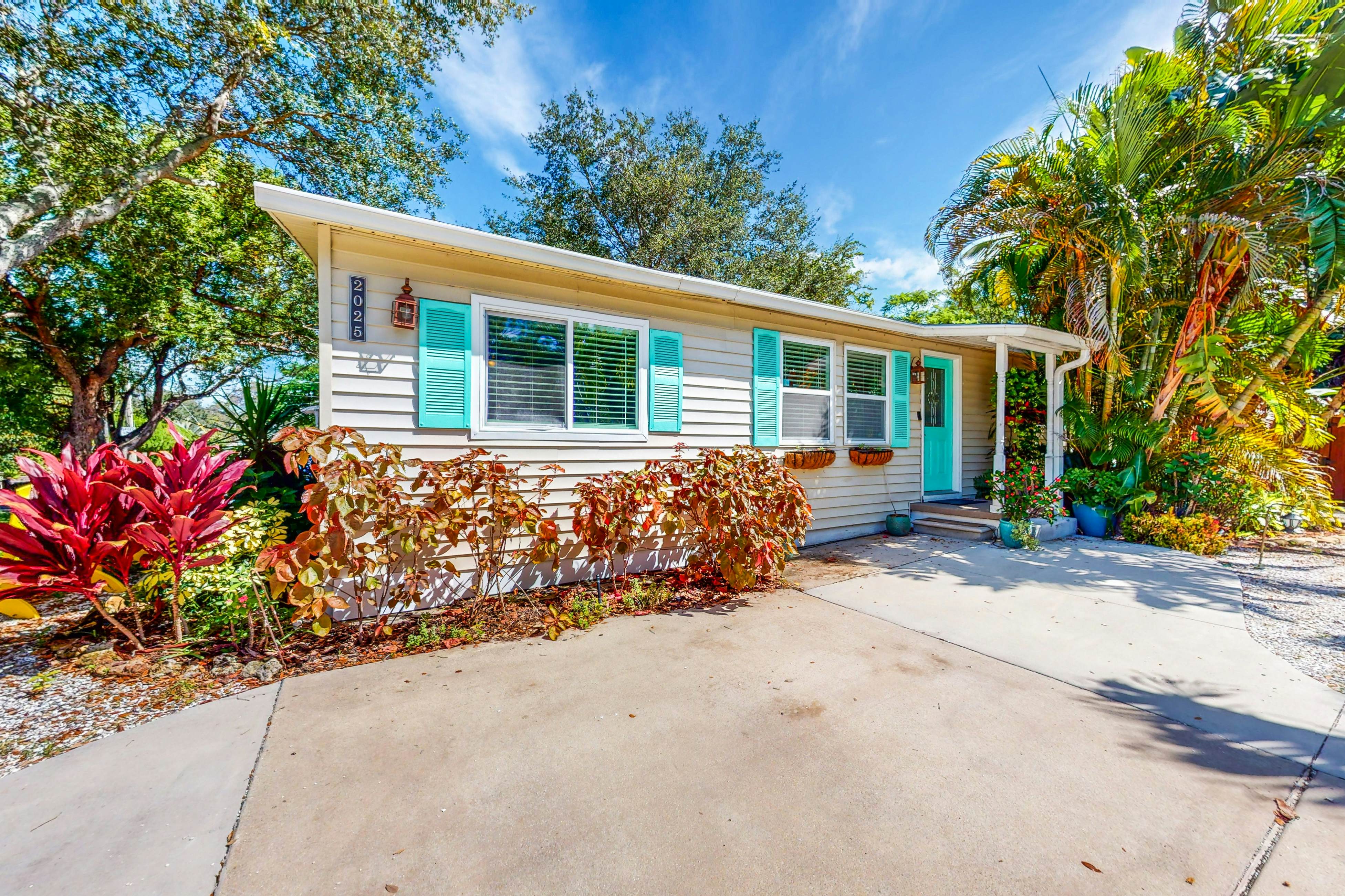 Charming, dog-friendly home with lanai & washer/dryer - near downtown, beach