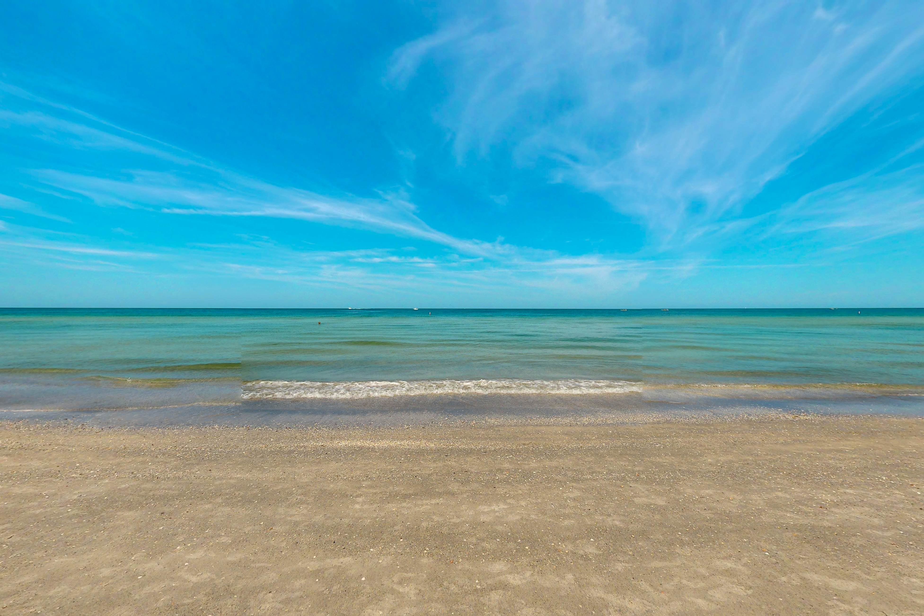 Charming, dog-friendly home with lanai & washer/dryer - near downtown, beach