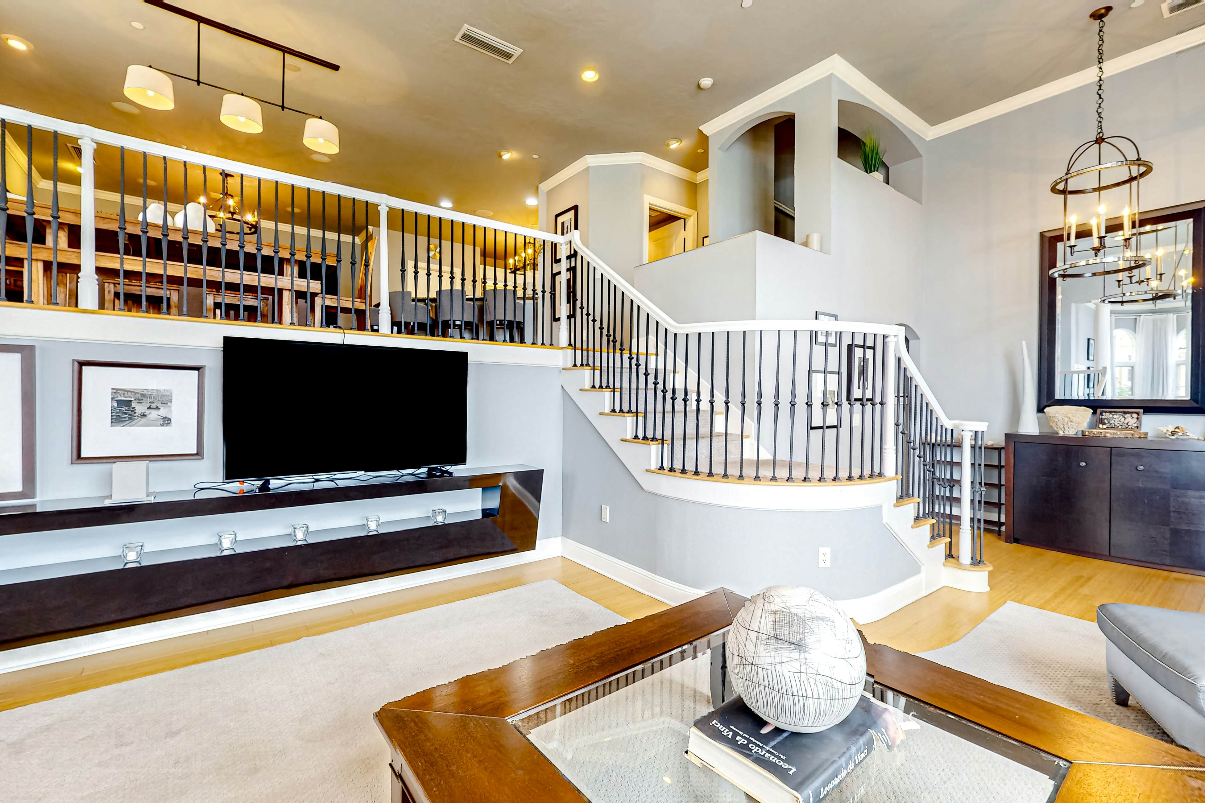 Pet Friendly home with lovely bay views, pool & spa on-site, marina