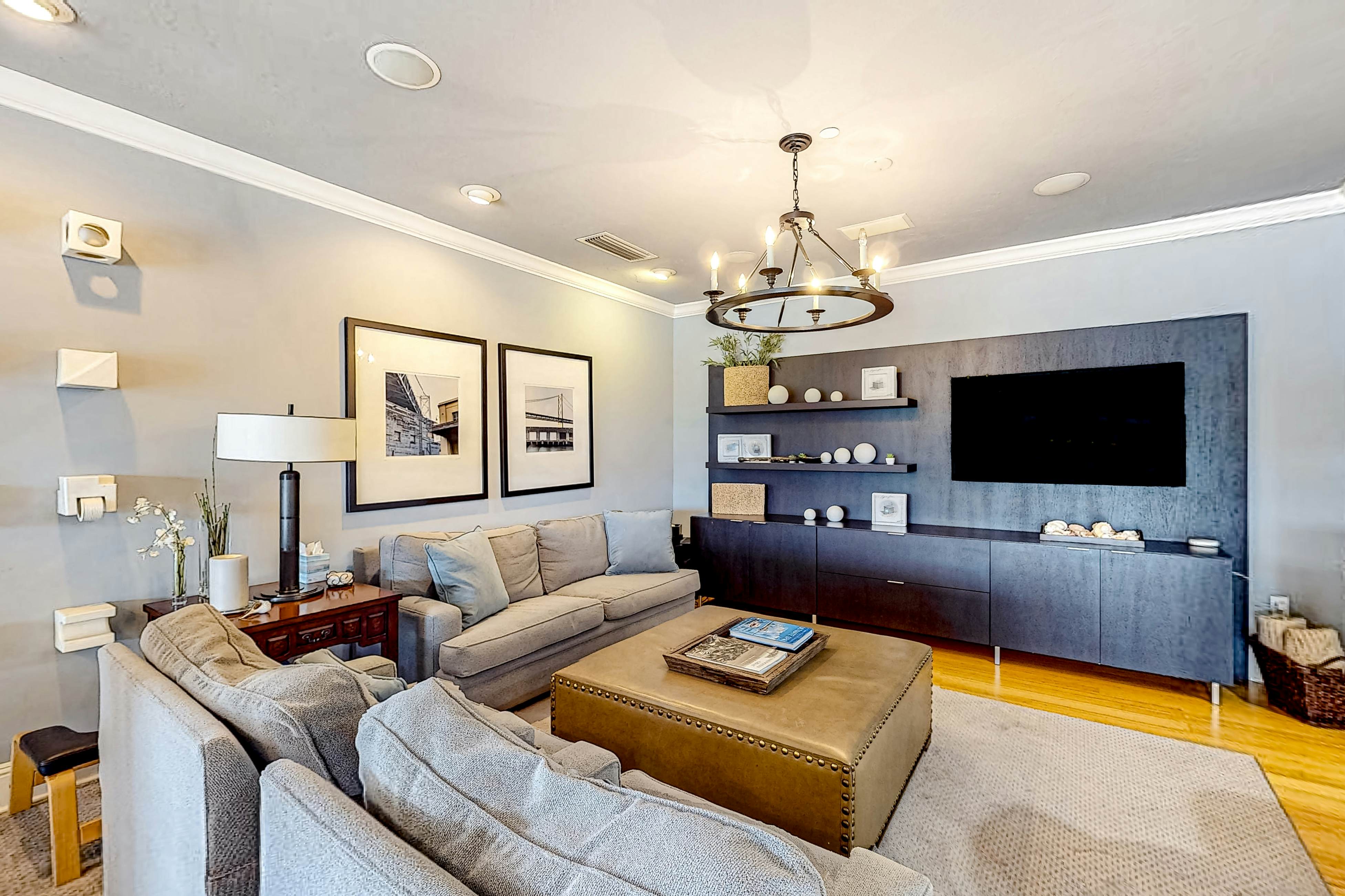 Pet Friendly home with lovely bay views, pool & spa on-site, marina