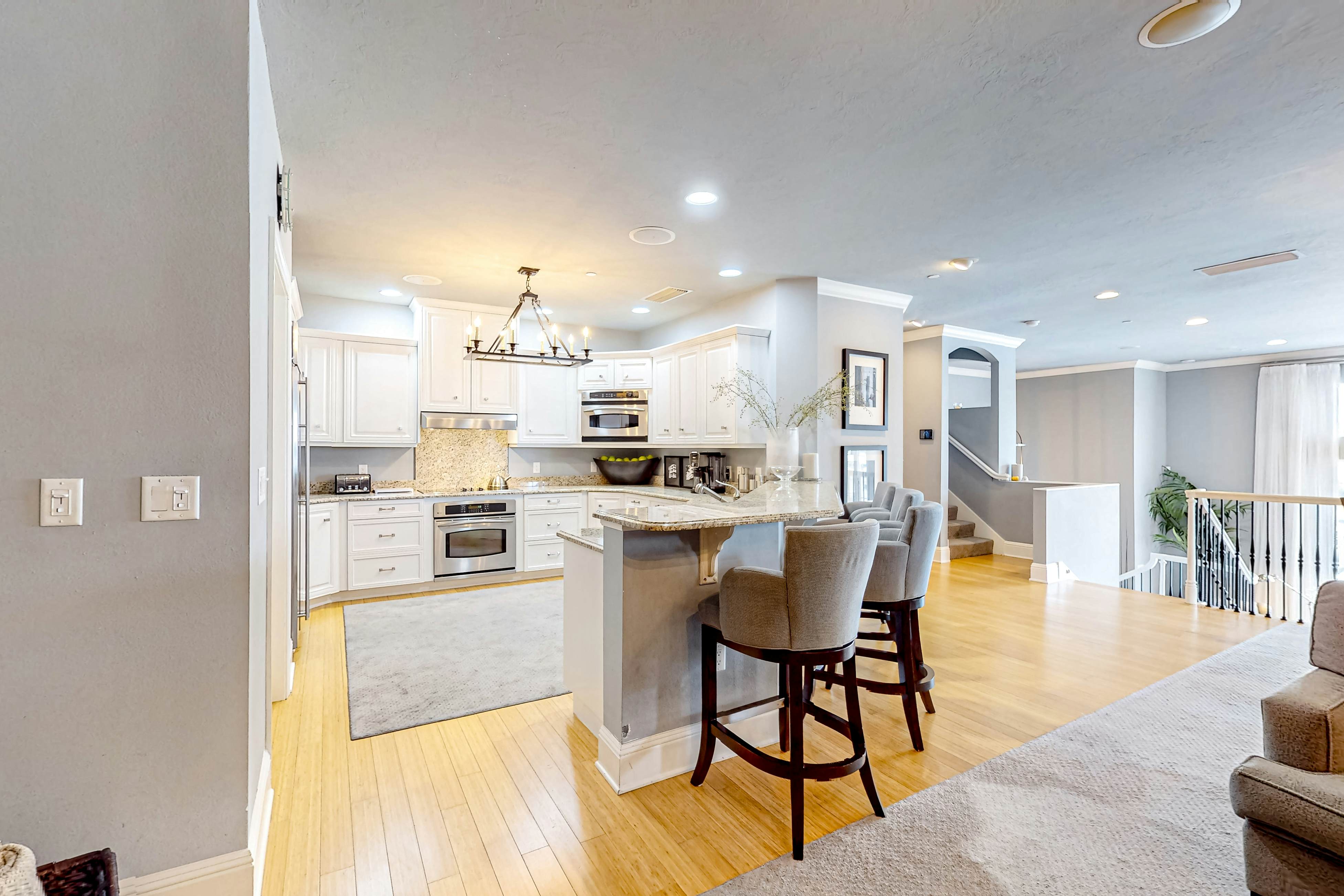 Pet Friendly home with lovely bay views, pool & spa on-site, marina