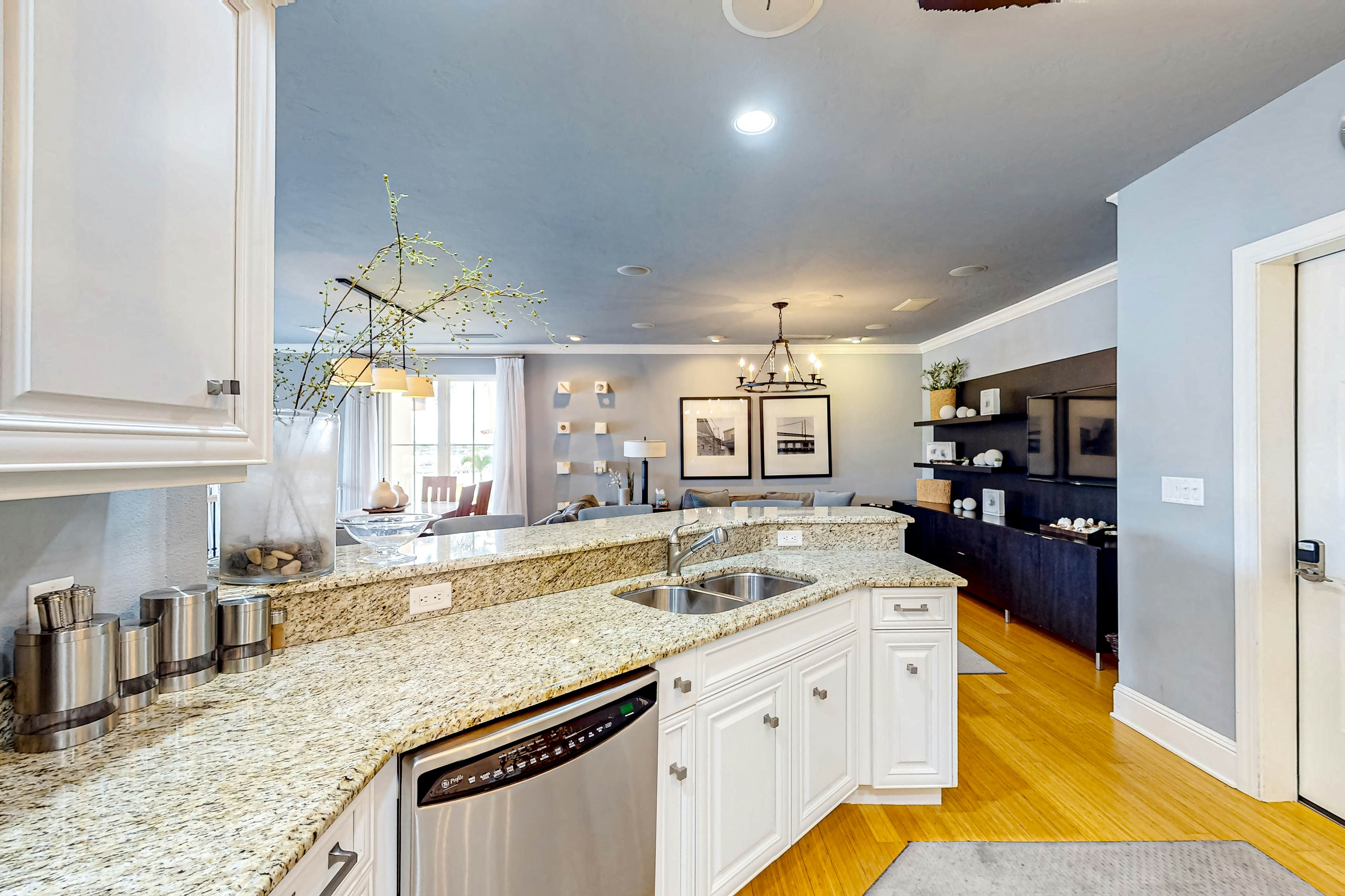 Pet Friendly home with lovely bay views, pool & spa on-site, marina