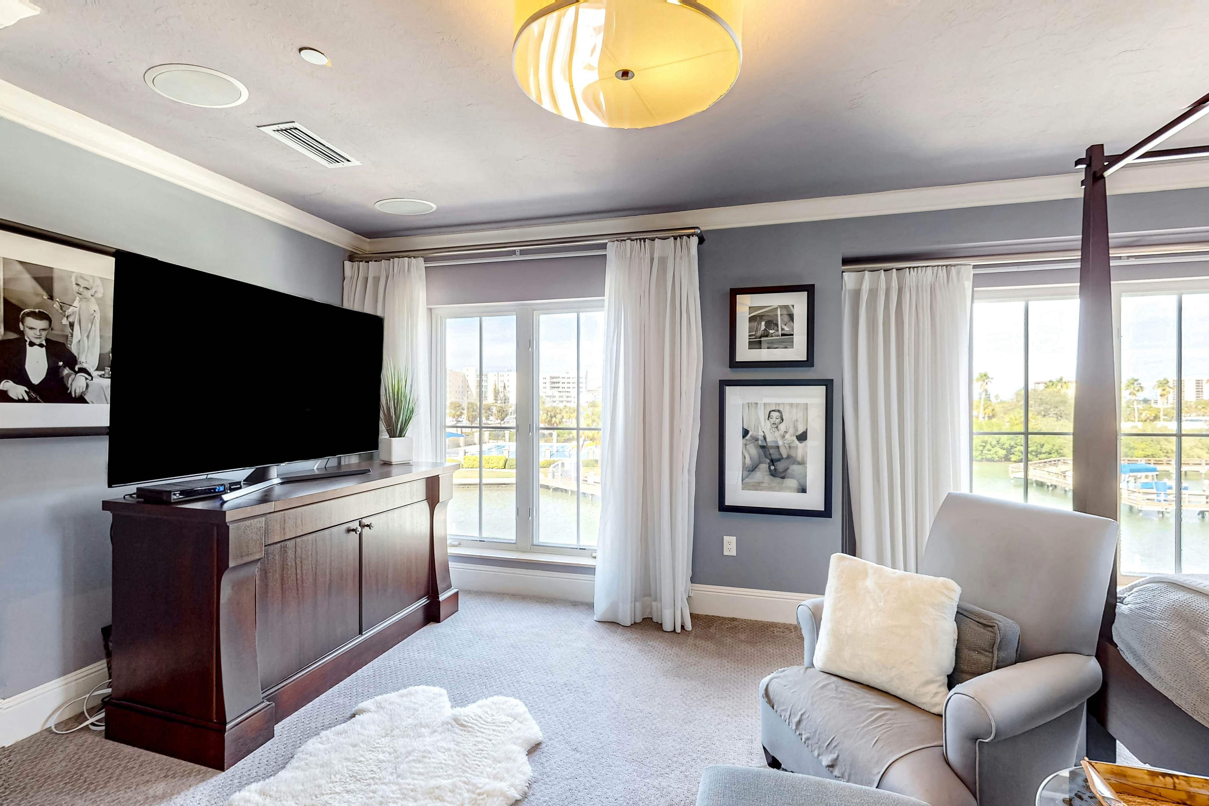 Pet Friendly home with lovely bay views, pool & spa on-site, marina