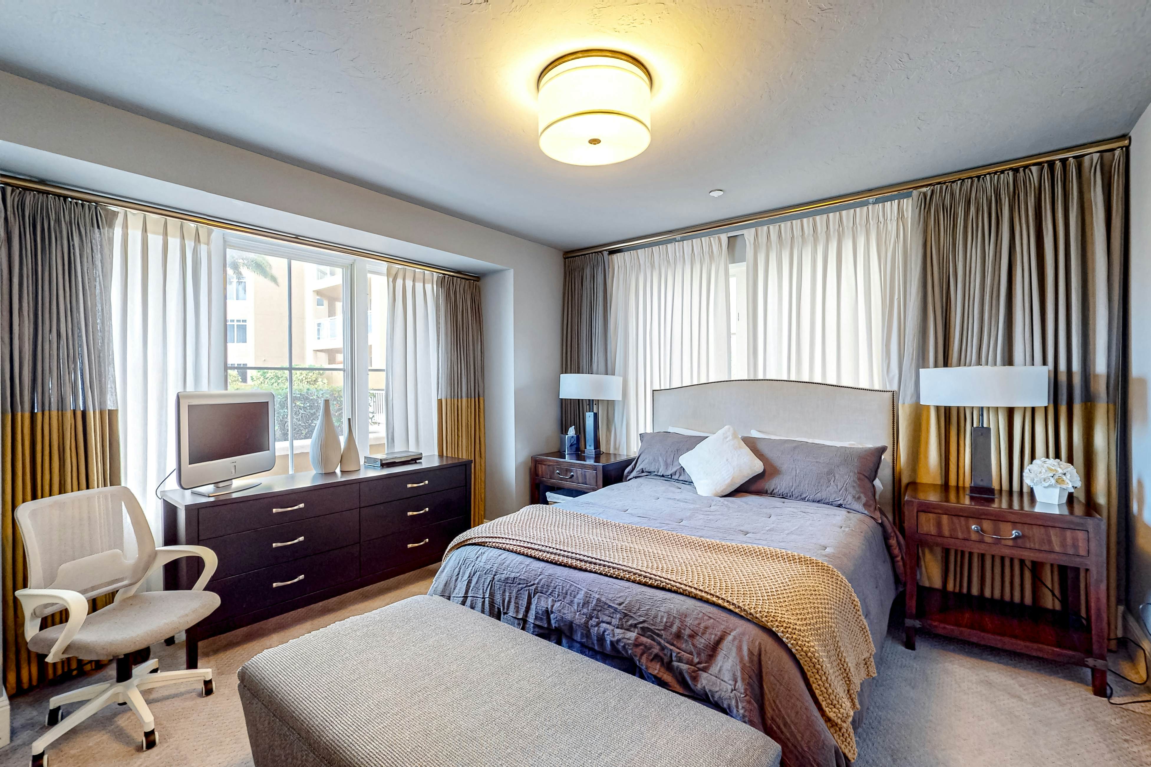 Pet Friendly home with lovely bay views, pool & spa on-site, marina