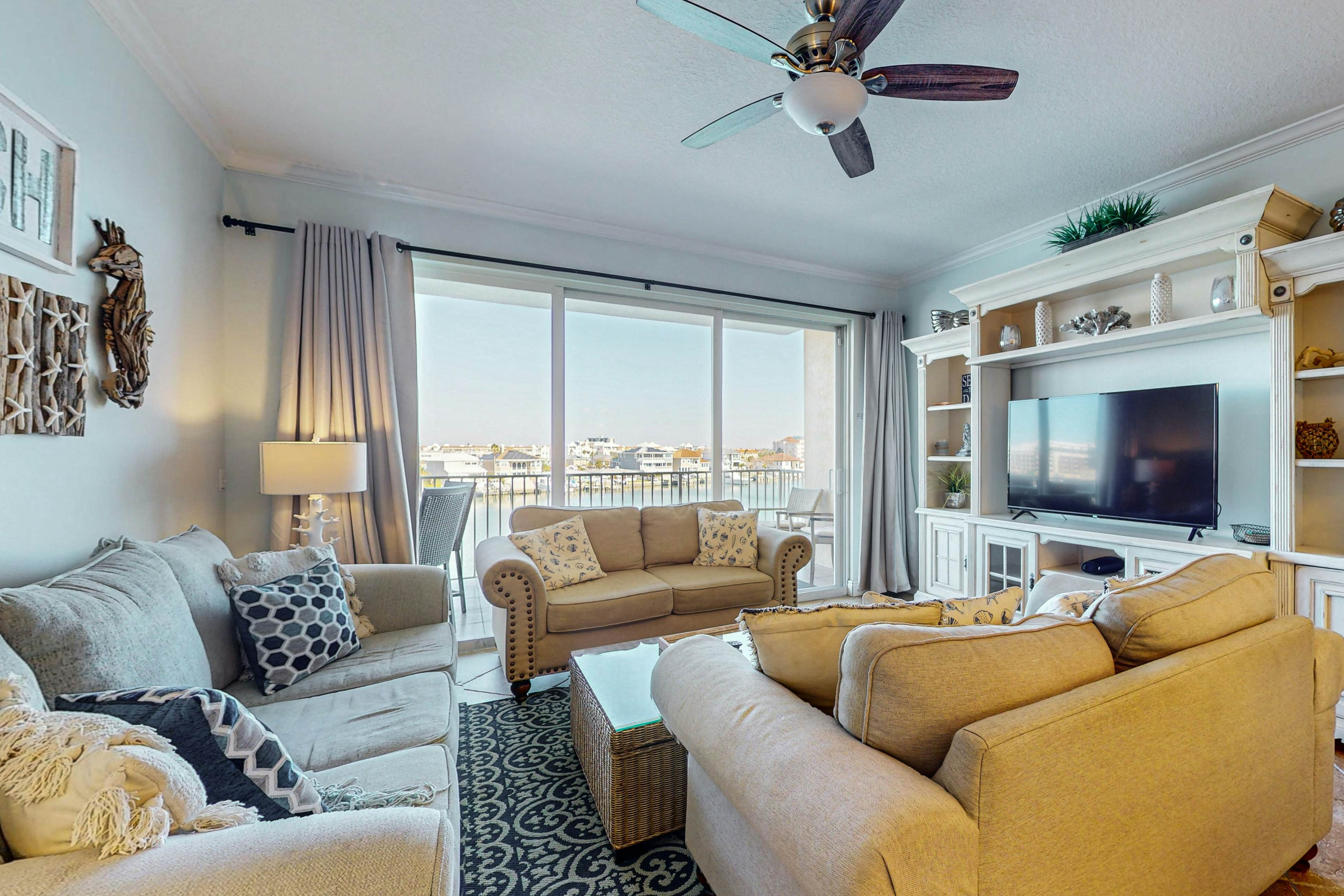 Waterfront condo in the heart of Clearwater Beach with balcony