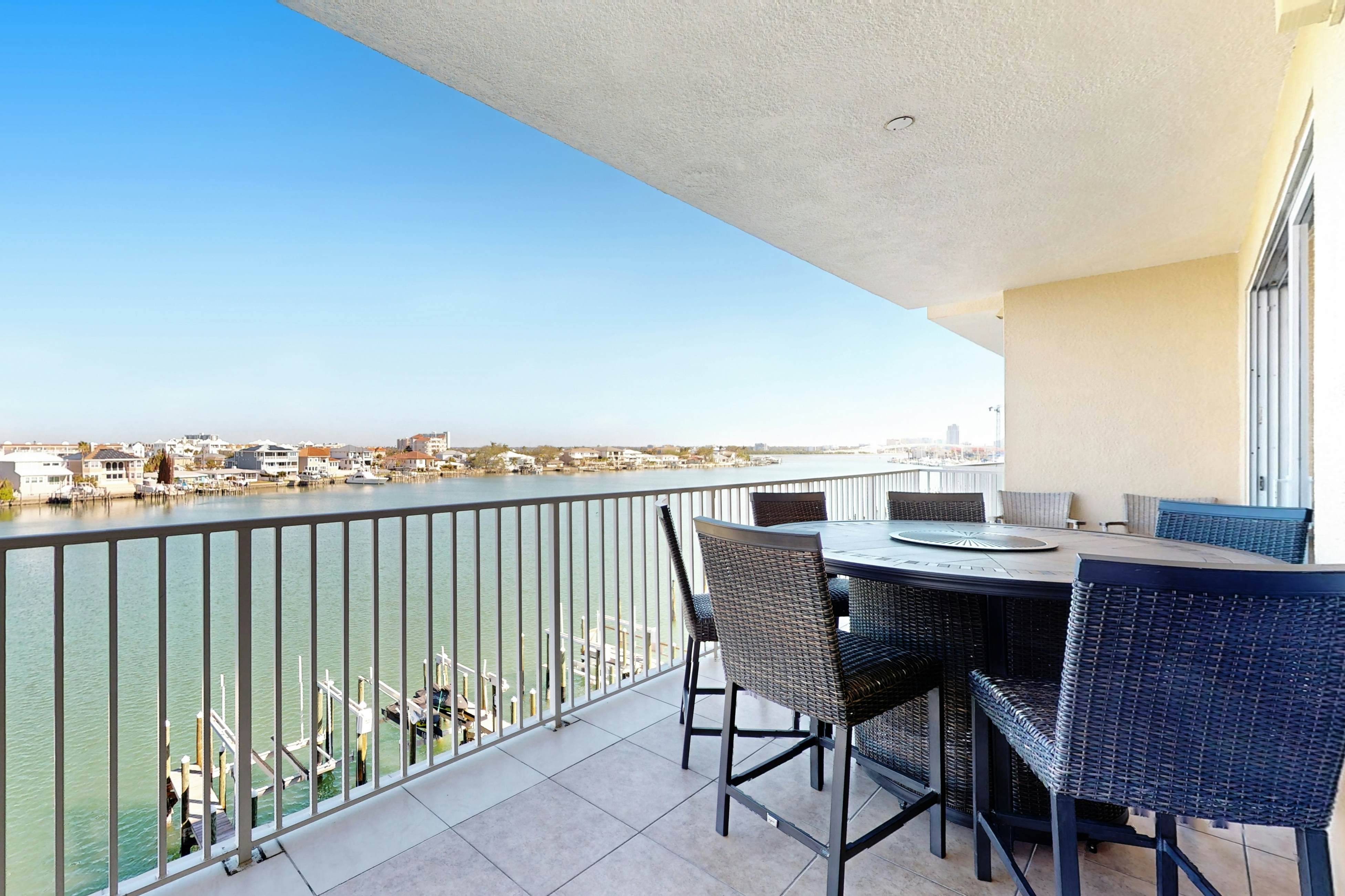Waterfront condo in the heart of Clearwater Beach with balcony