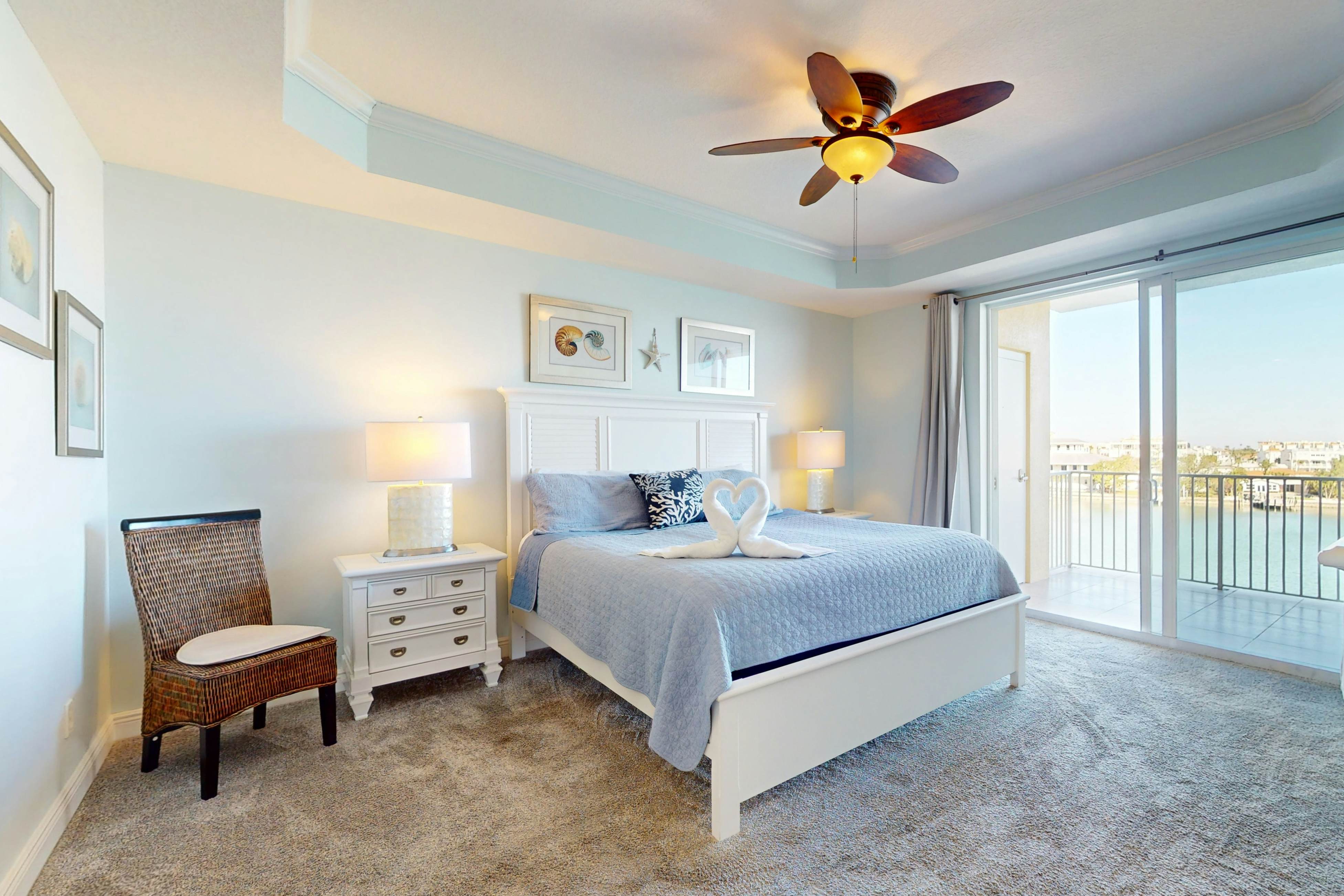 Waterfront condo in the heart of Clearwater Beach with balcony