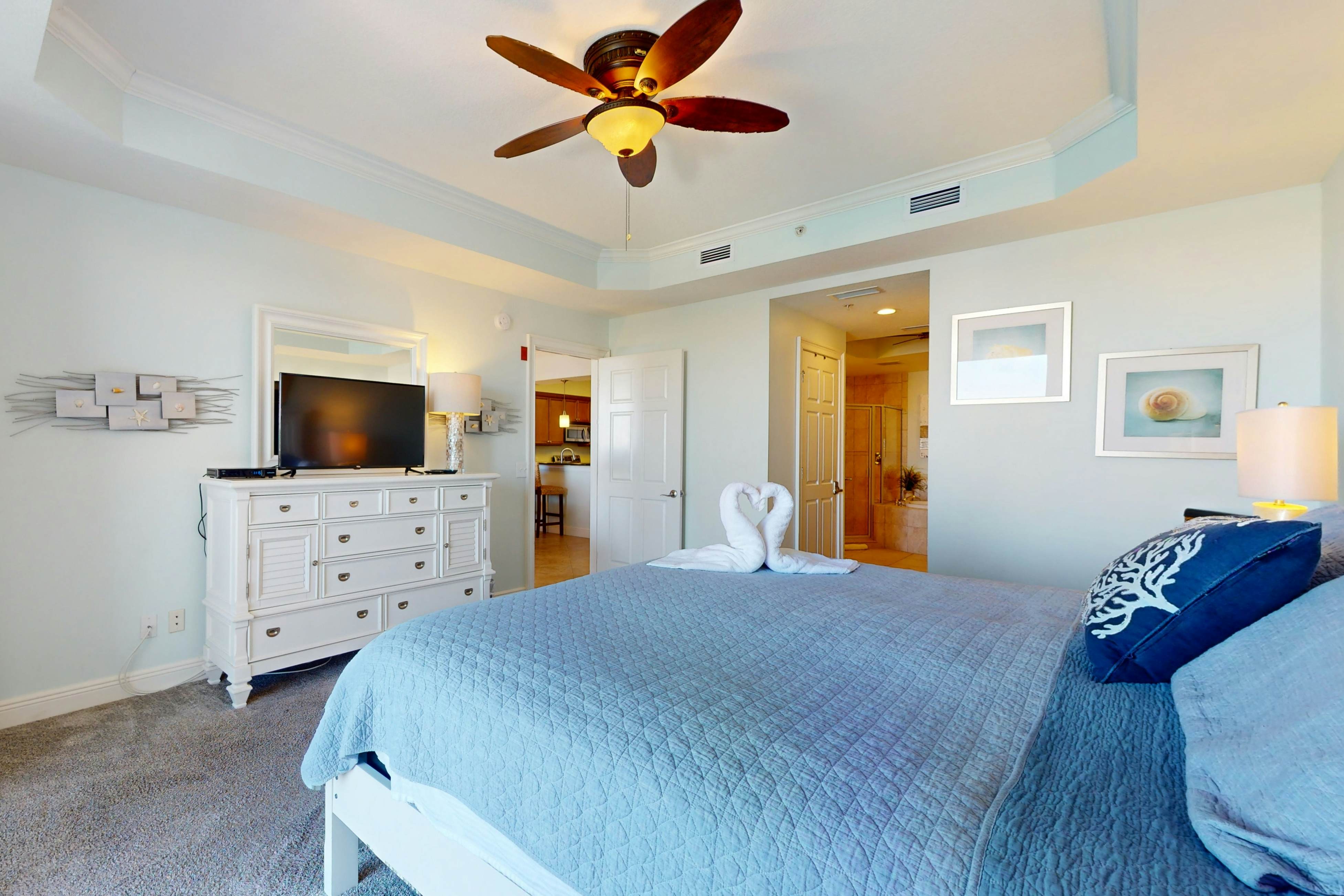 Waterfront condo in the heart of Clearwater Beach with balcony