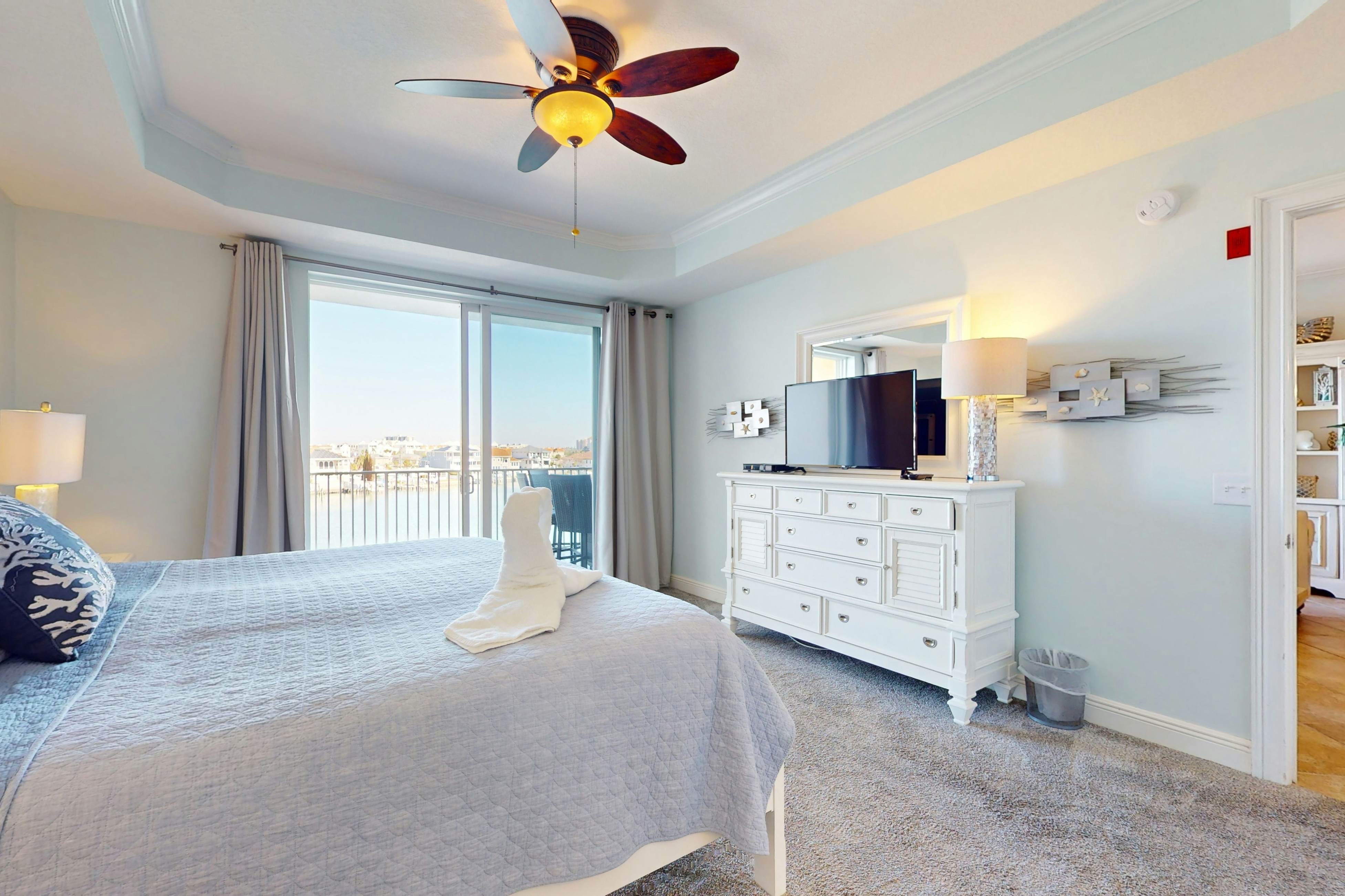 Waterfront condo in the heart of Clearwater Beach with balcony