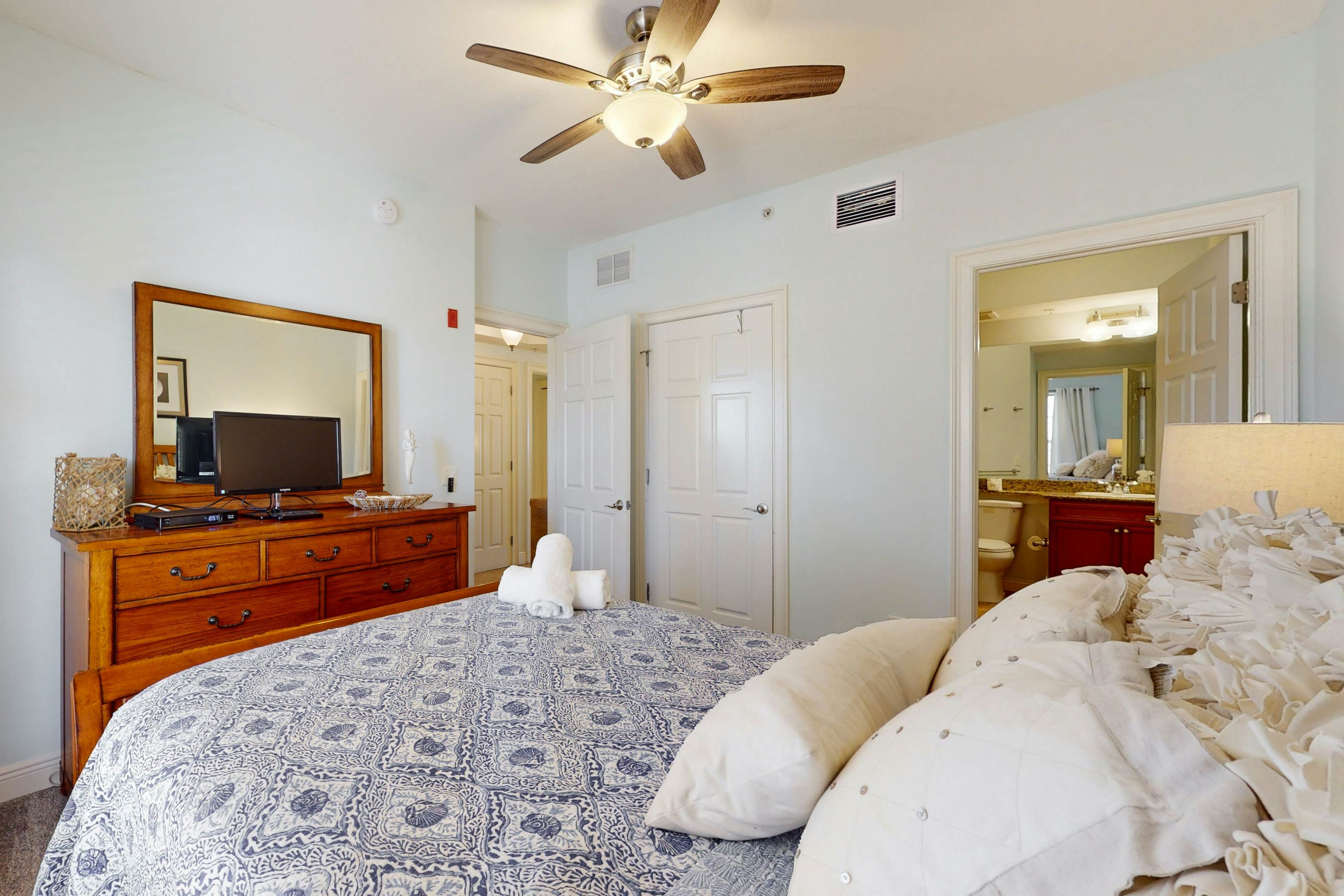 Waterfront condo in the heart of Clearwater Beach with balcony