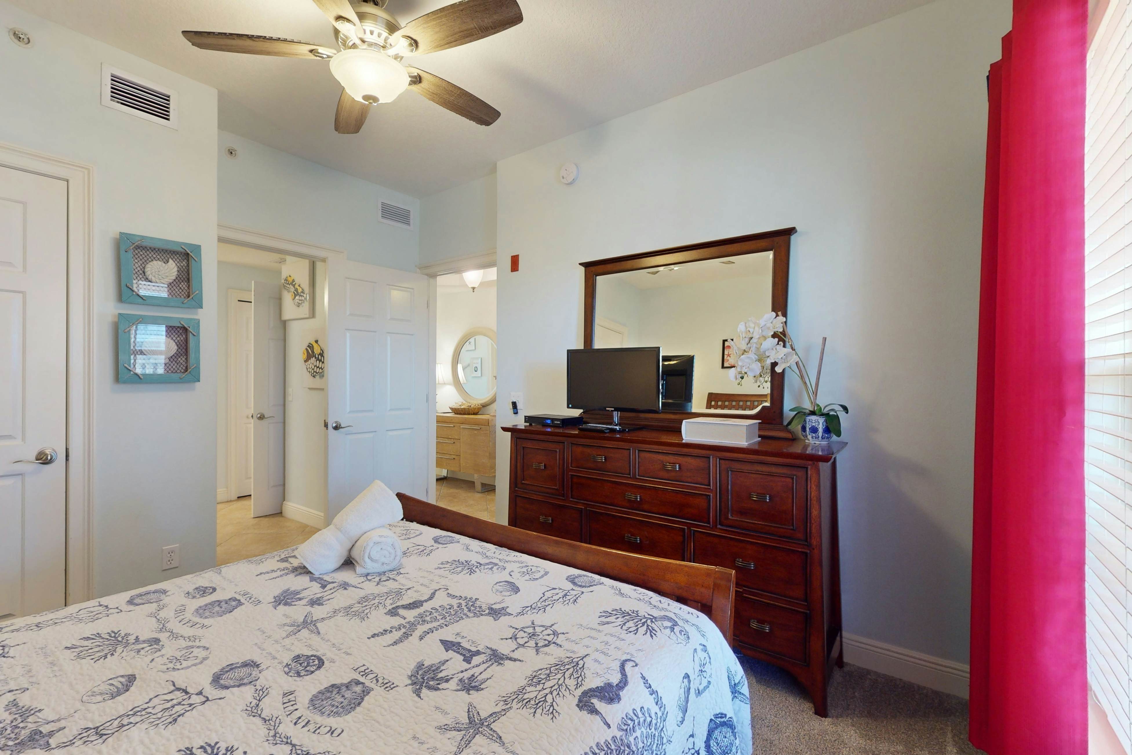 Waterfront condo in the heart of Clearwater Beach with balcony