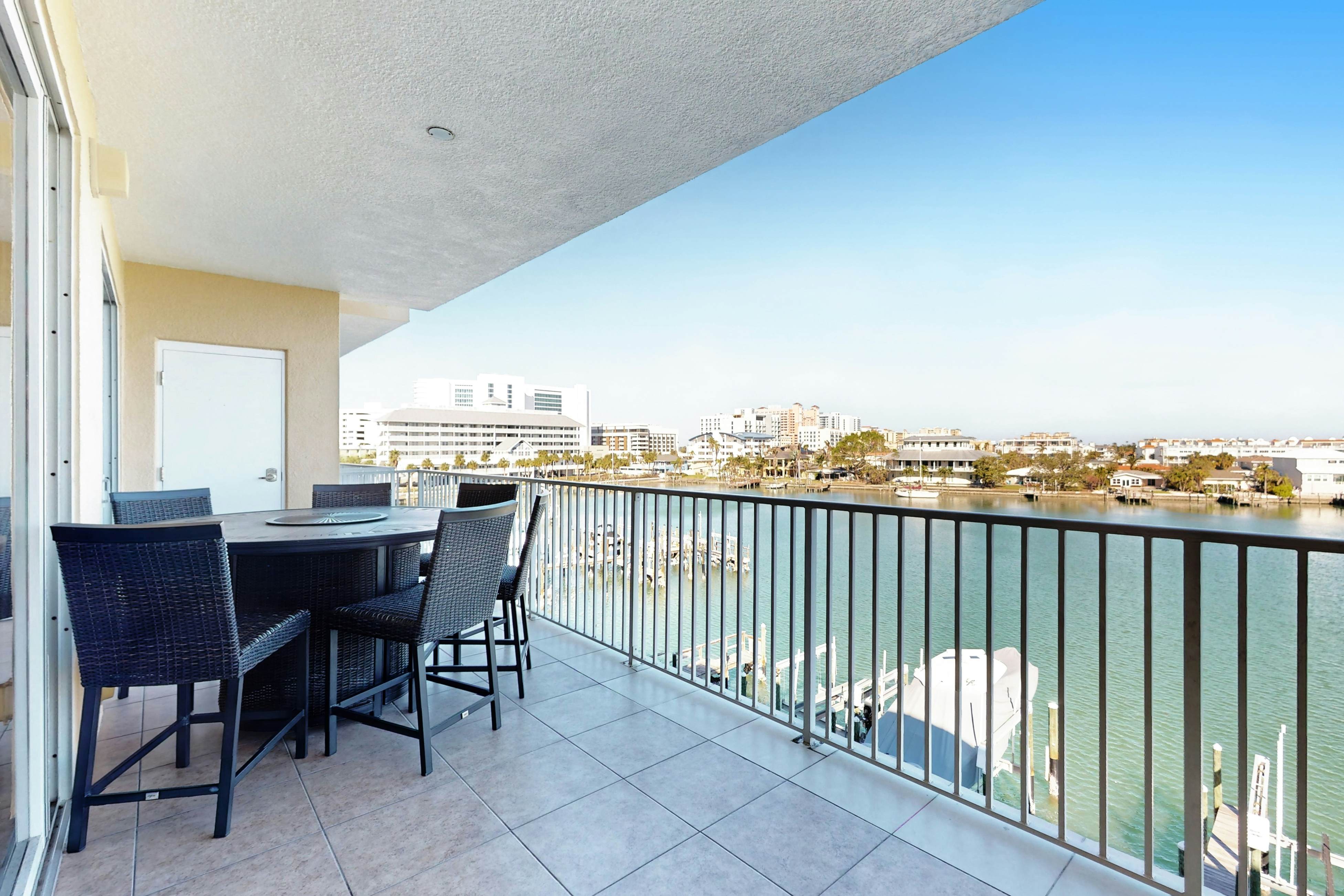 Waterfront condo in the heart of Clearwater Beach with balcony