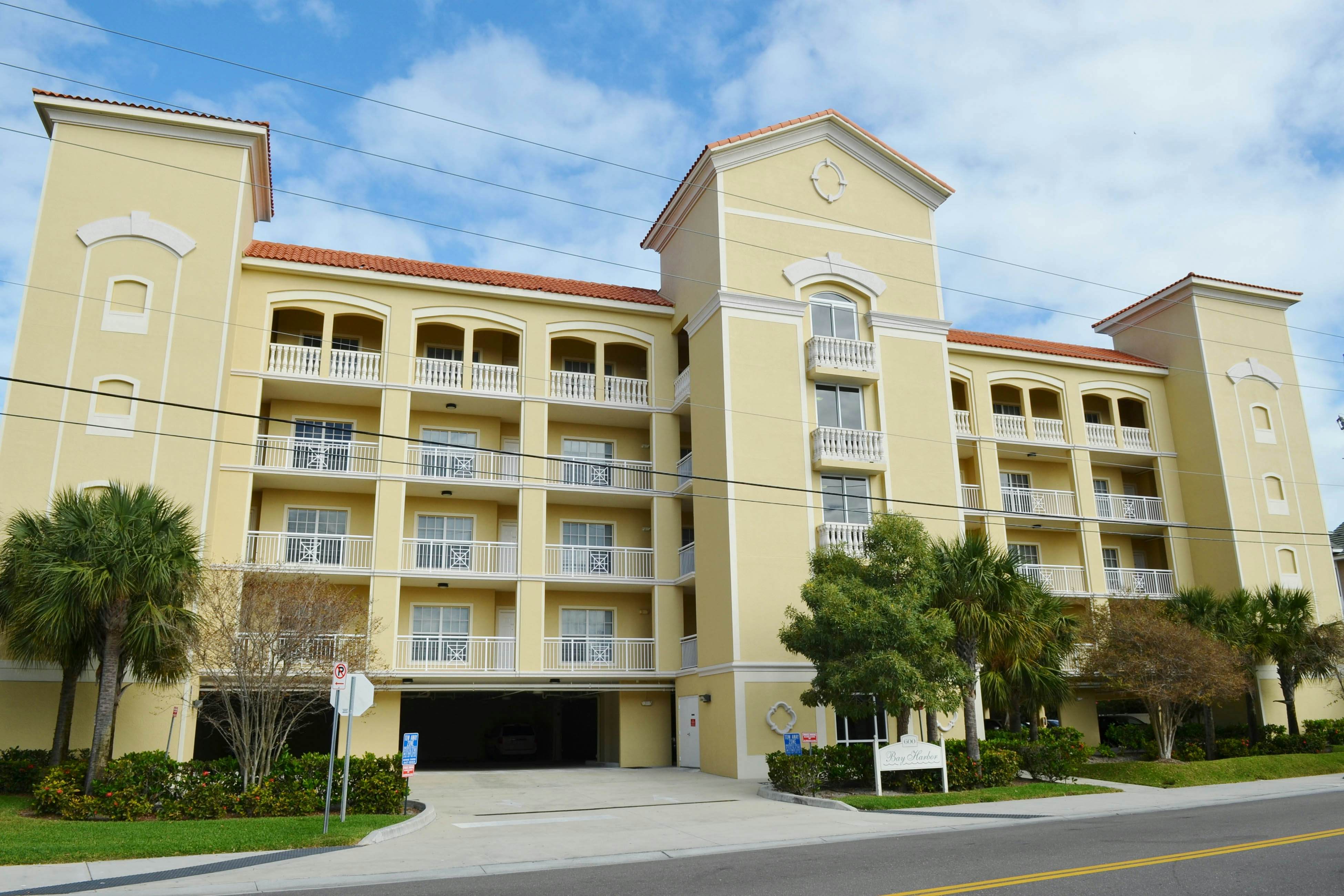 Waterfront condo in the heart of Clearwater Beach with balcony