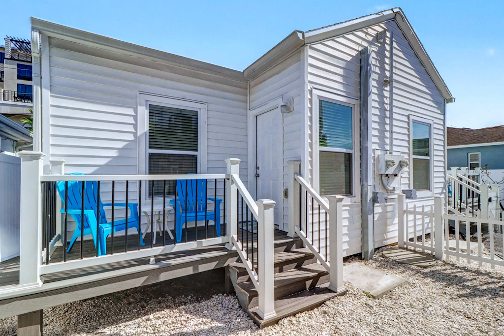 Central beach cottage with full kitchen AC and WD walk to beach and dining