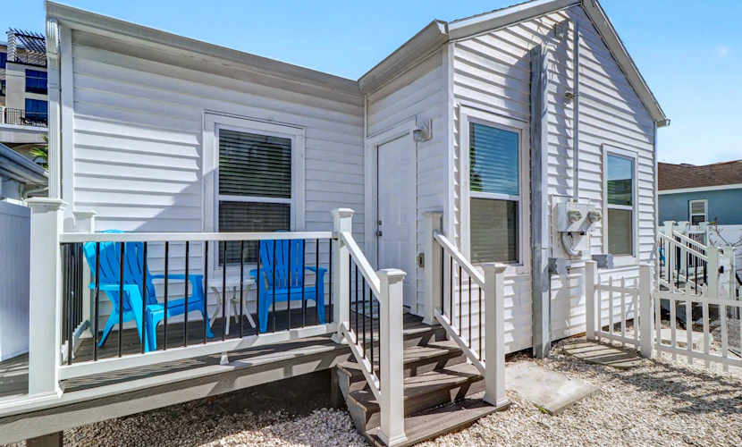 Central beach cottage with full kitchen AC and WD walk to beach and dining