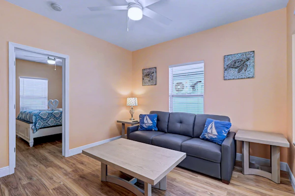 Central beach cottage with full kitchen AC and WD walk to beach and dining