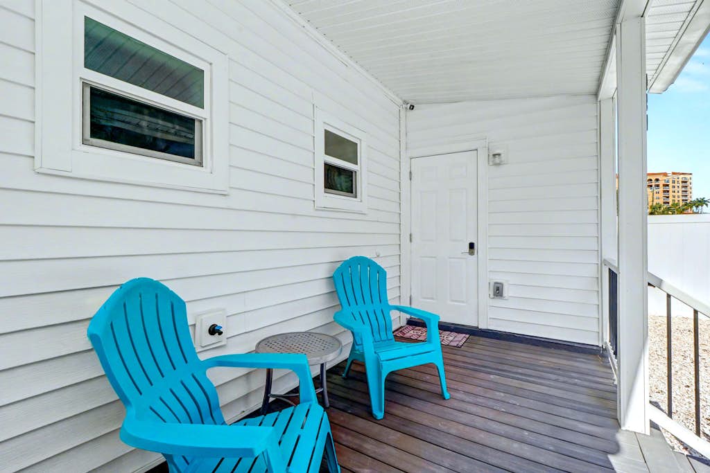 Central beach cottage with full kitchen AC and WD walk to beach and dining