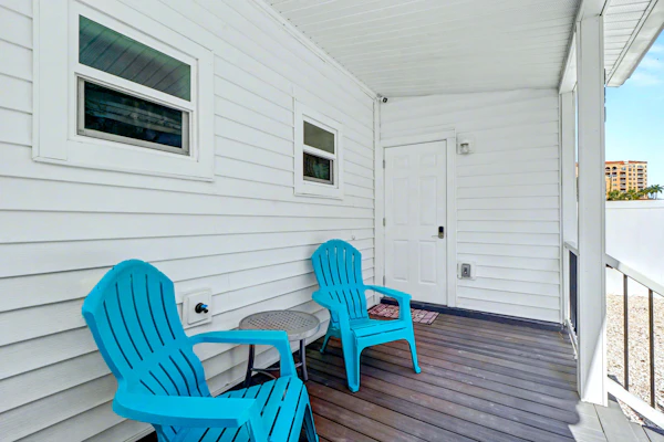 Central beach cottage with full kitchen AC and WD walk to beach and dining