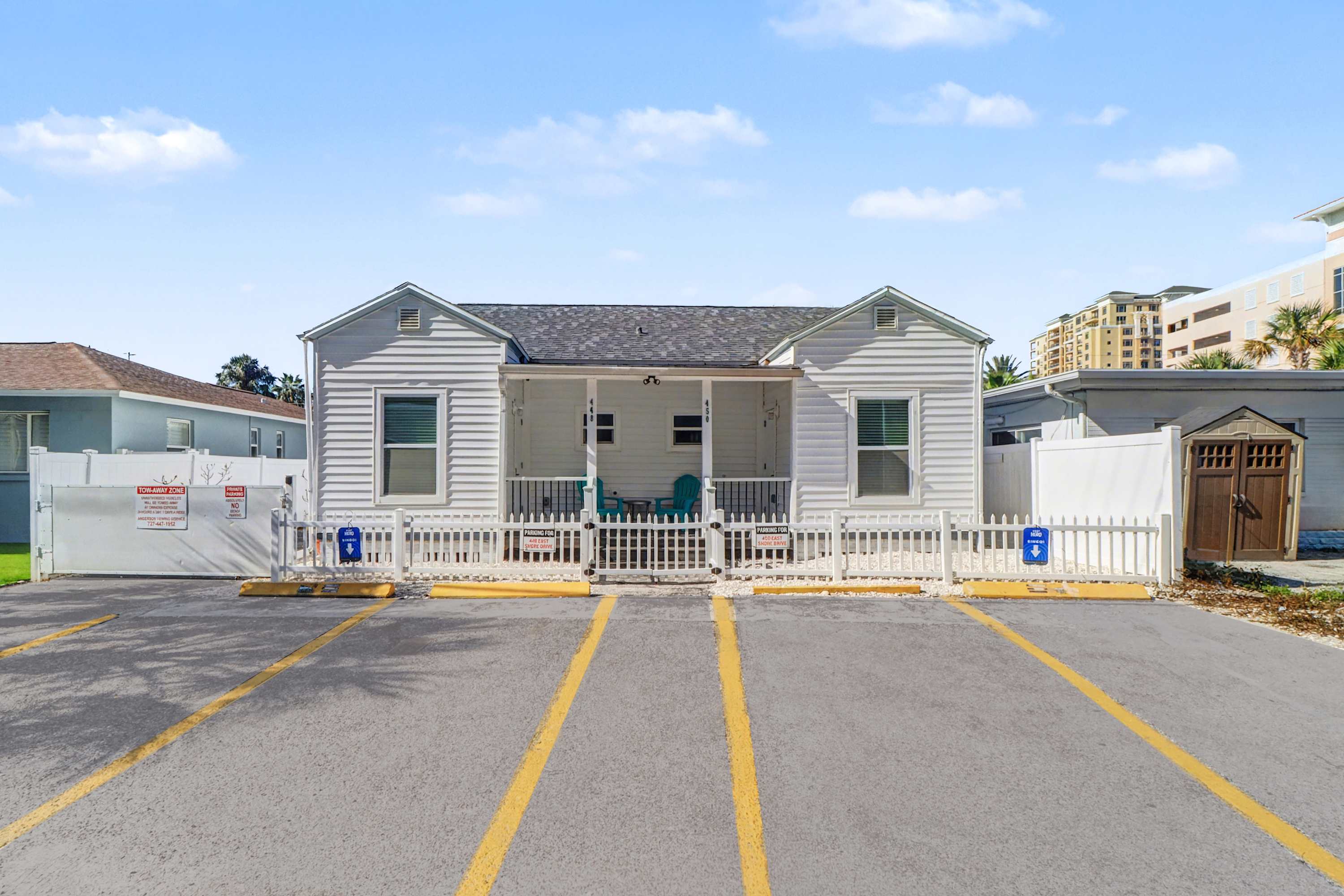 Updated duplex with AC full kitchen and washer dryer walk to beach bars dining