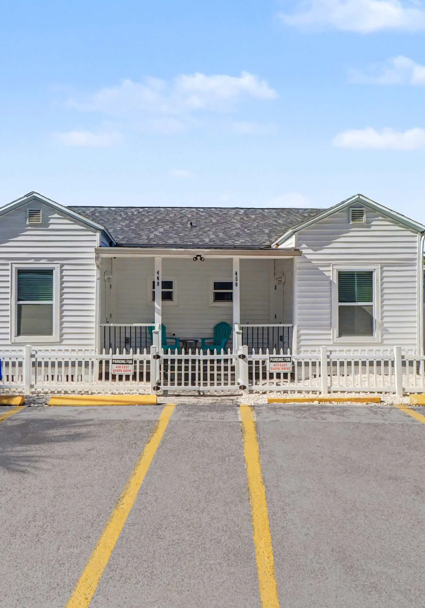 Updated duplex with AC full kitchen and washer dryer walk to beach bars dining