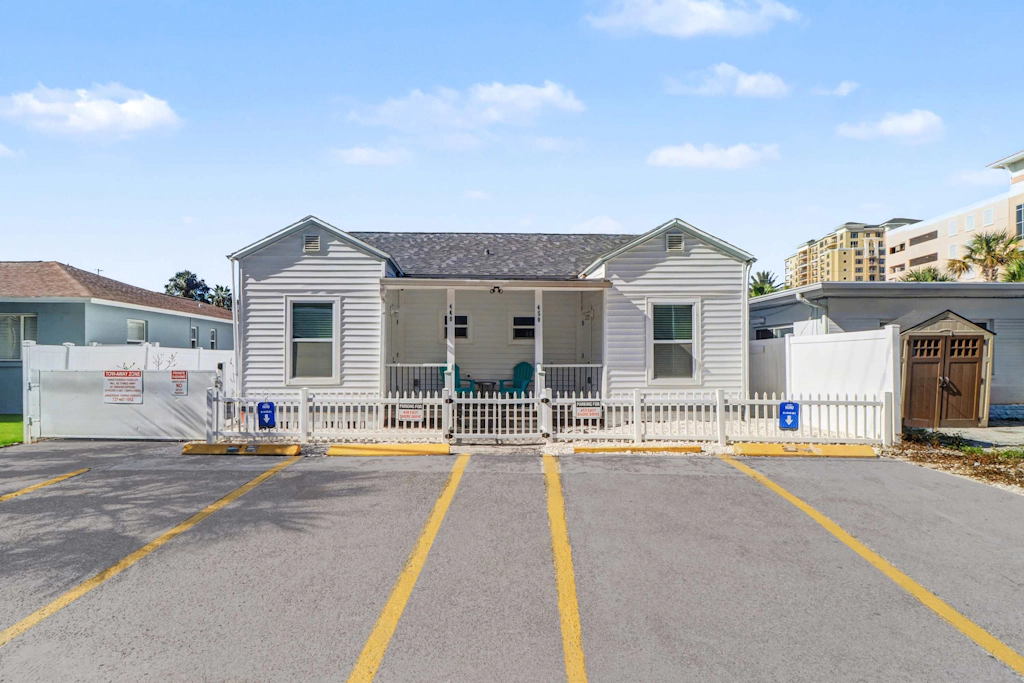 Updated duplex with AC full kitchen and washer dryer walk to beach bars dining