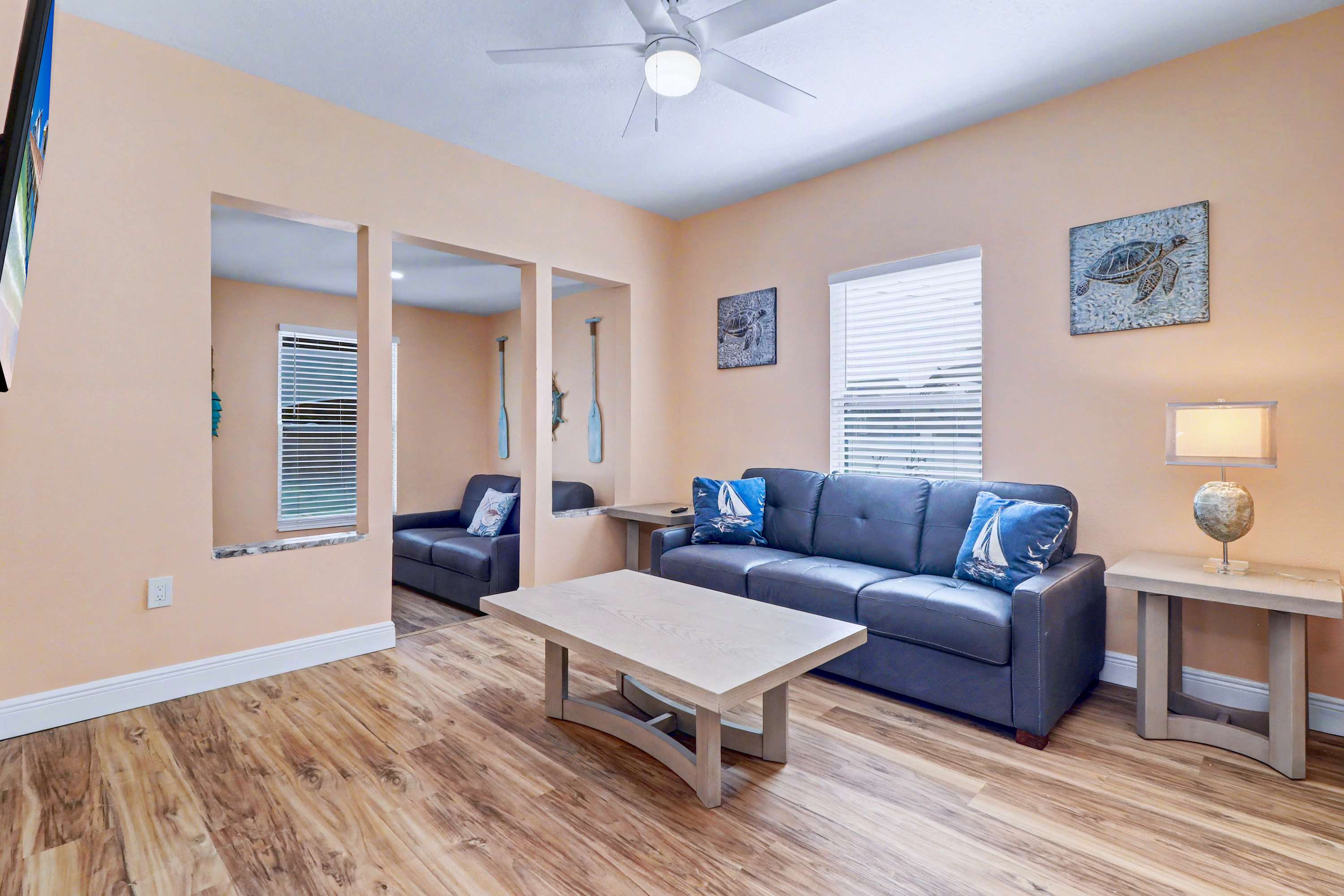 Updated duplex with AC full kitchen and washer dryer walk to beach bars dining